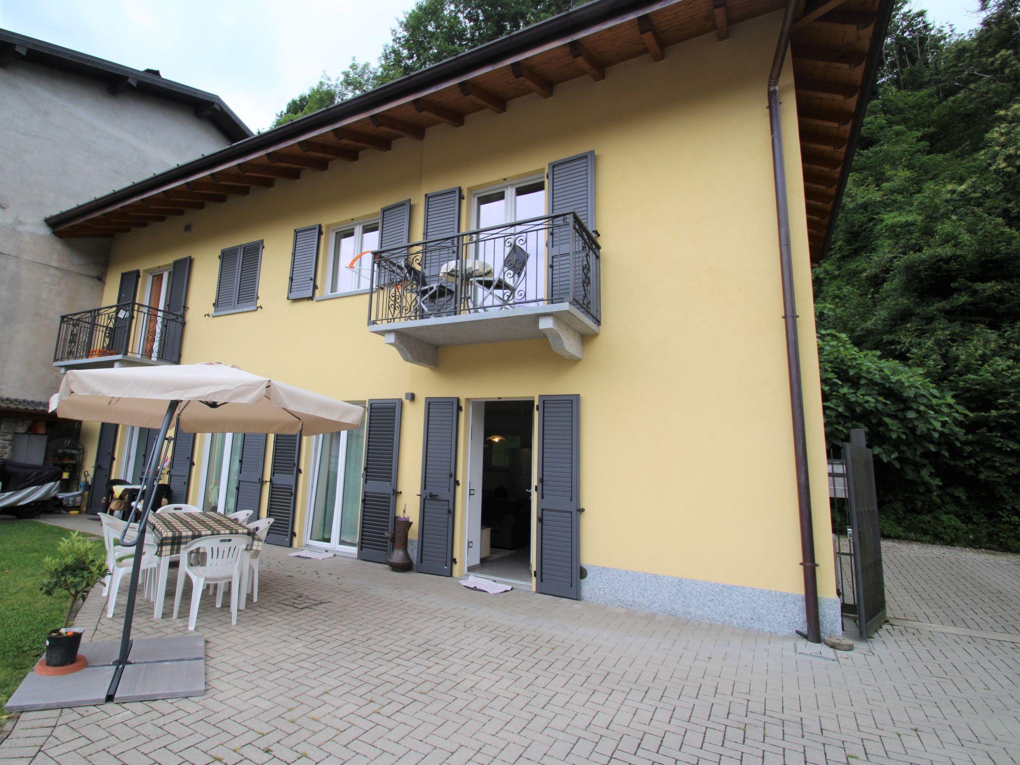 Photo 1 - Maison de 2 chambres à Brissago-Valtravaglia avec bain à remous et vues sur la montagne