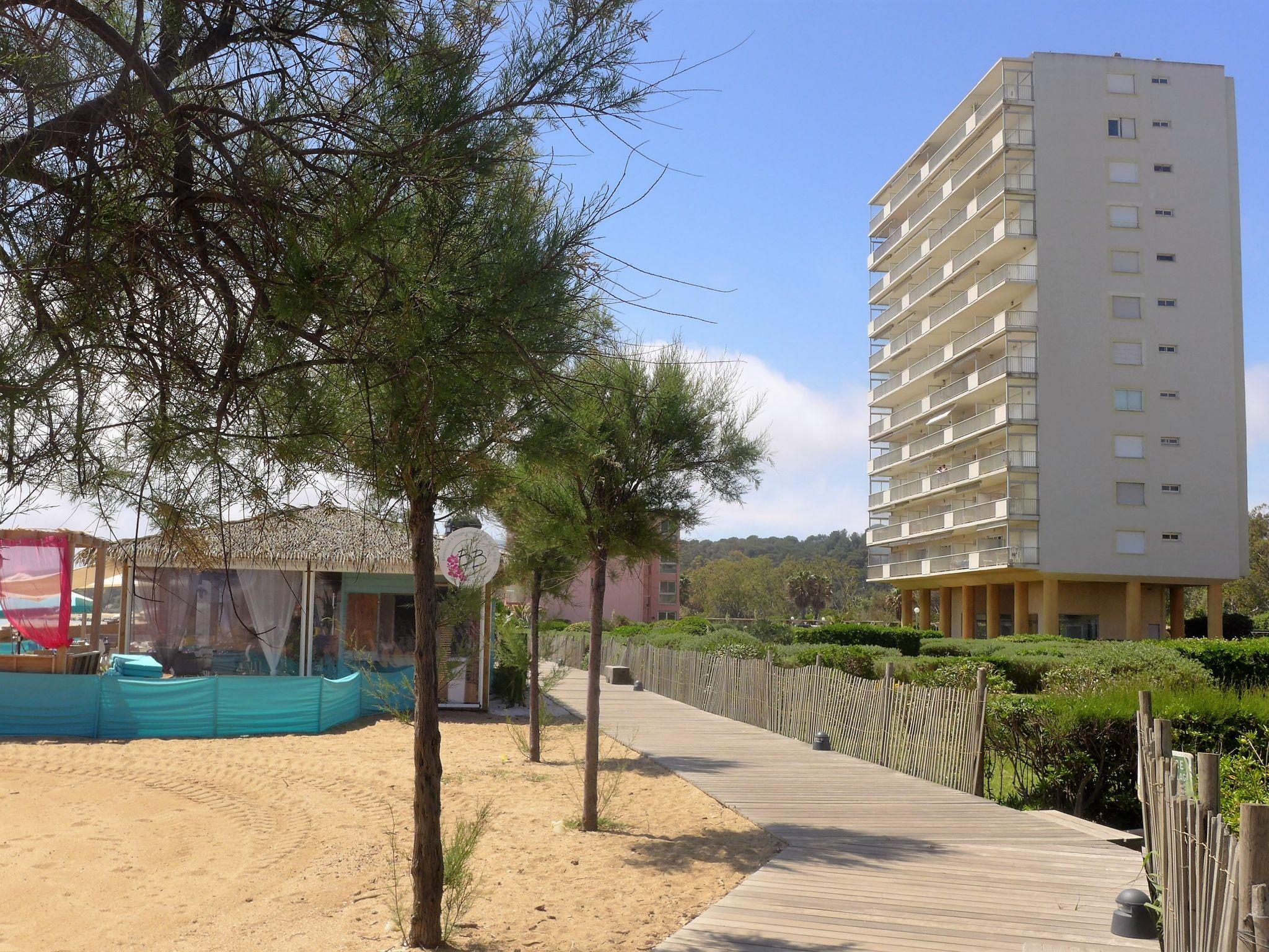 Foto 19 - Apartamento de 1 quarto em Le Lavandou com jardim e vistas do mar