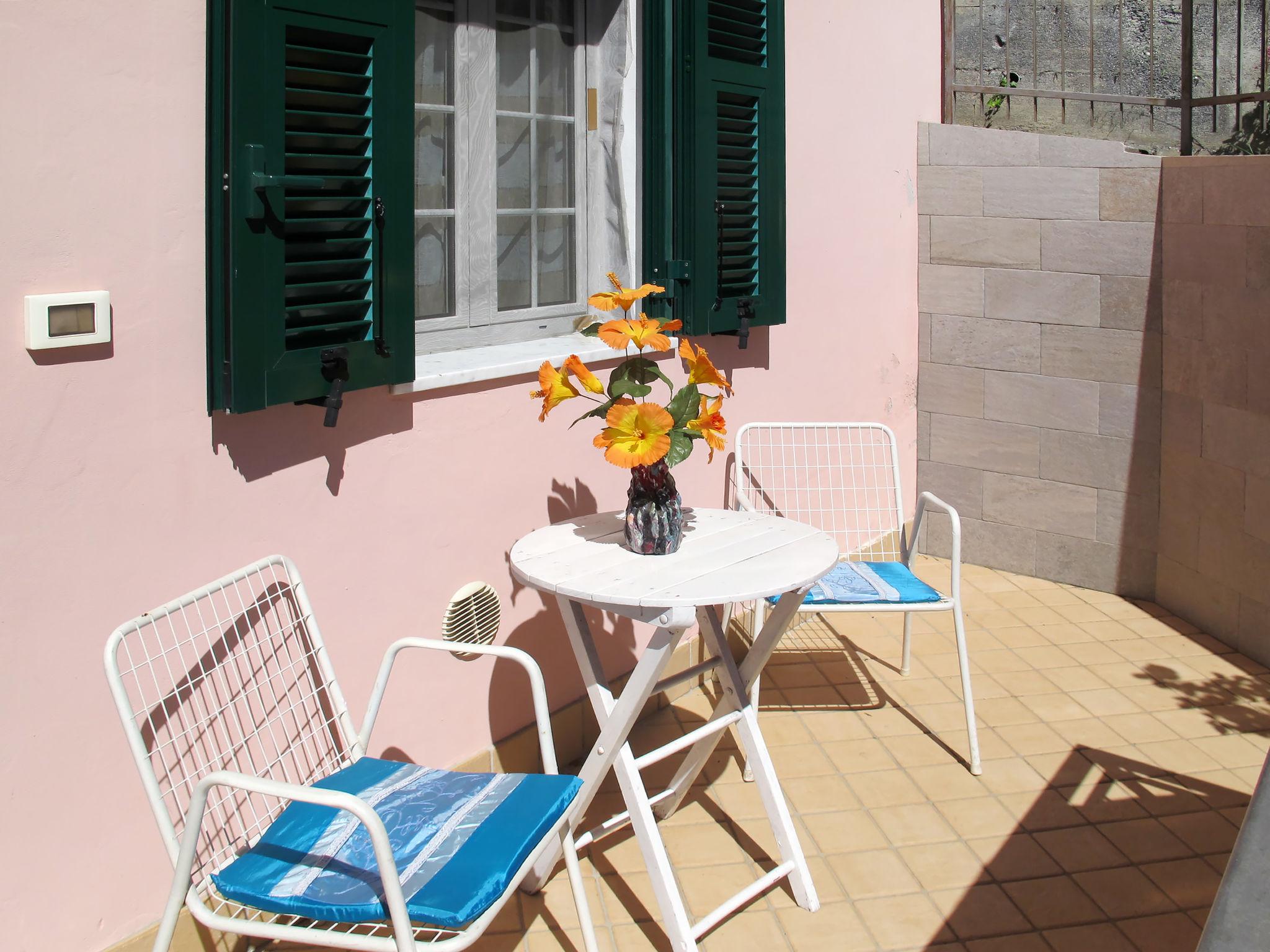 Photo 5 - Appartement de 2 chambres à Stellanello avec jardin et vues à la mer
