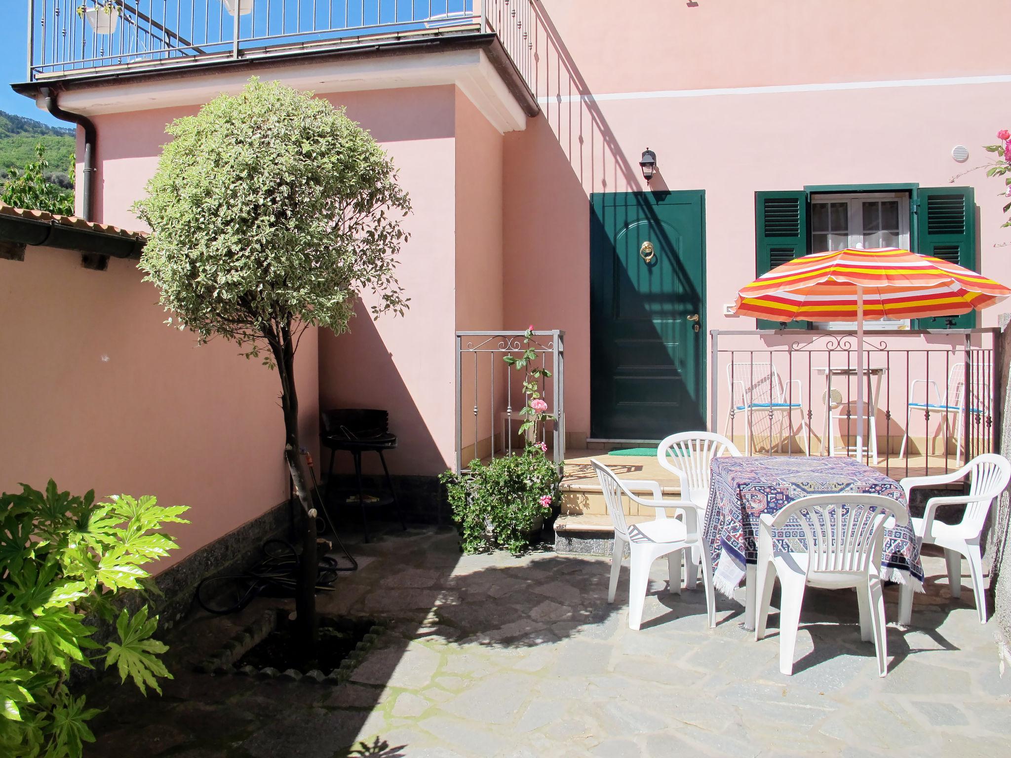 Foto 1 - Apartamento de 2 habitaciones en Stellanello con jardín y vistas al mar