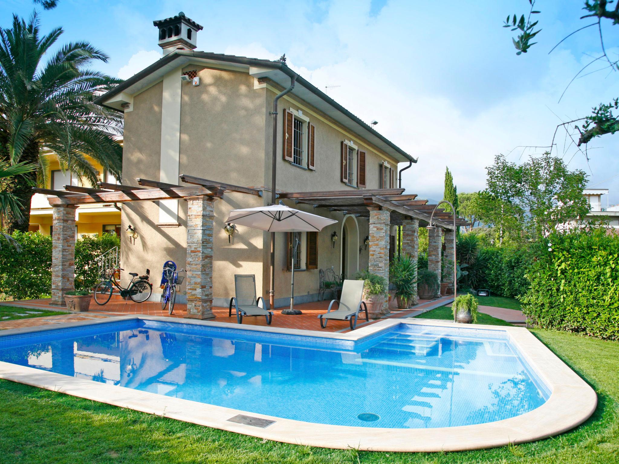 Foto 22 - Casa de 3 habitaciones en Forte dei Marmi con piscina privada y vistas al mar