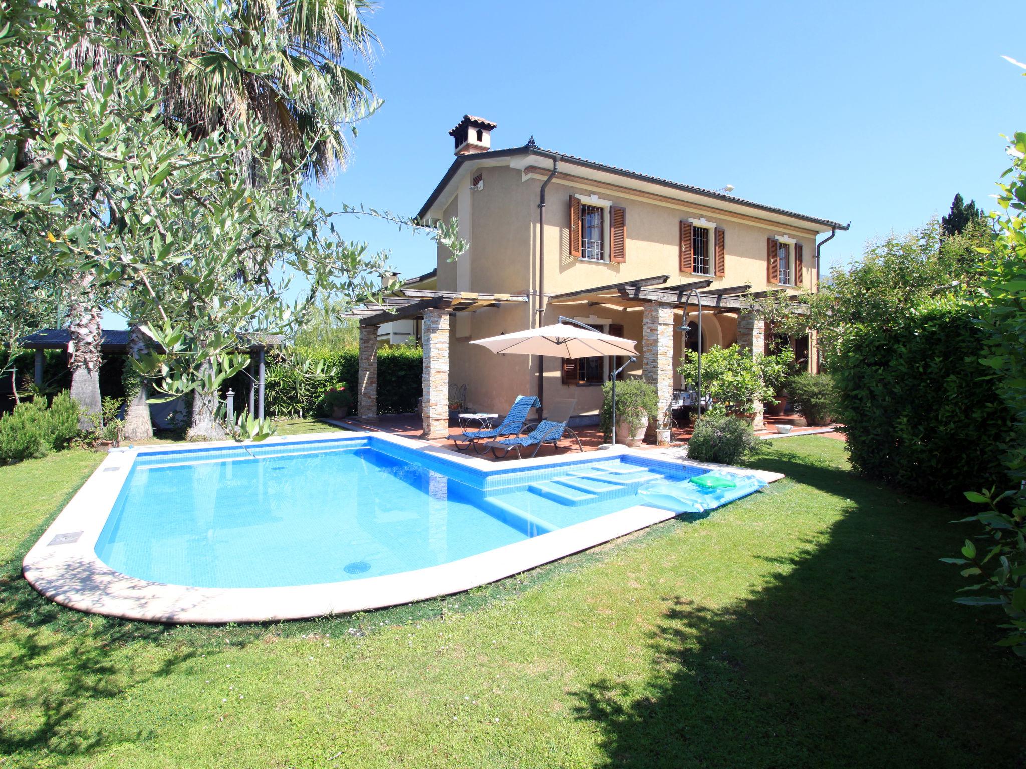 Foto 1 - Casa de 3 habitaciones en Forte dei Marmi con piscina privada y vistas al mar