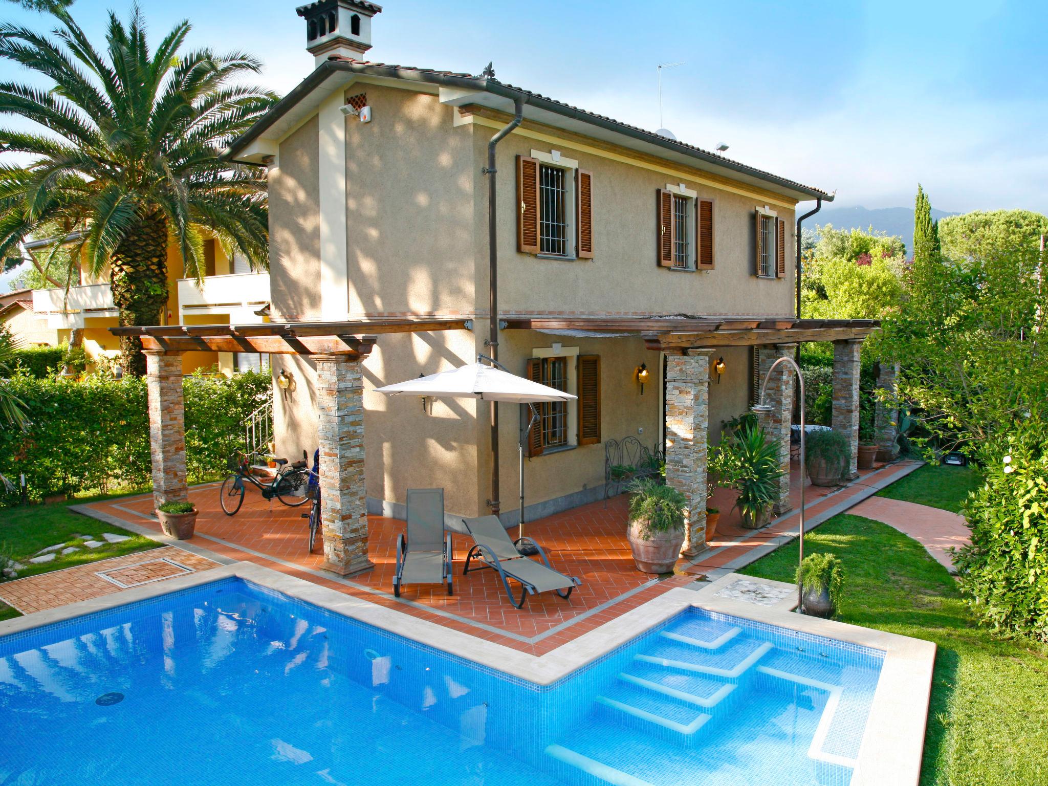 Photo 2 - Maison de 3 chambres à Forte dei Marmi avec piscine privée et vues à la mer