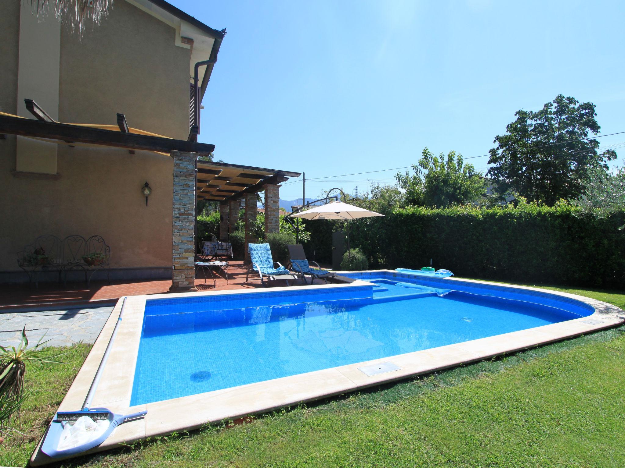 Foto 28 - Casa de 3 habitaciones en Forte dei Marmi con piscina privada y vistas al mar