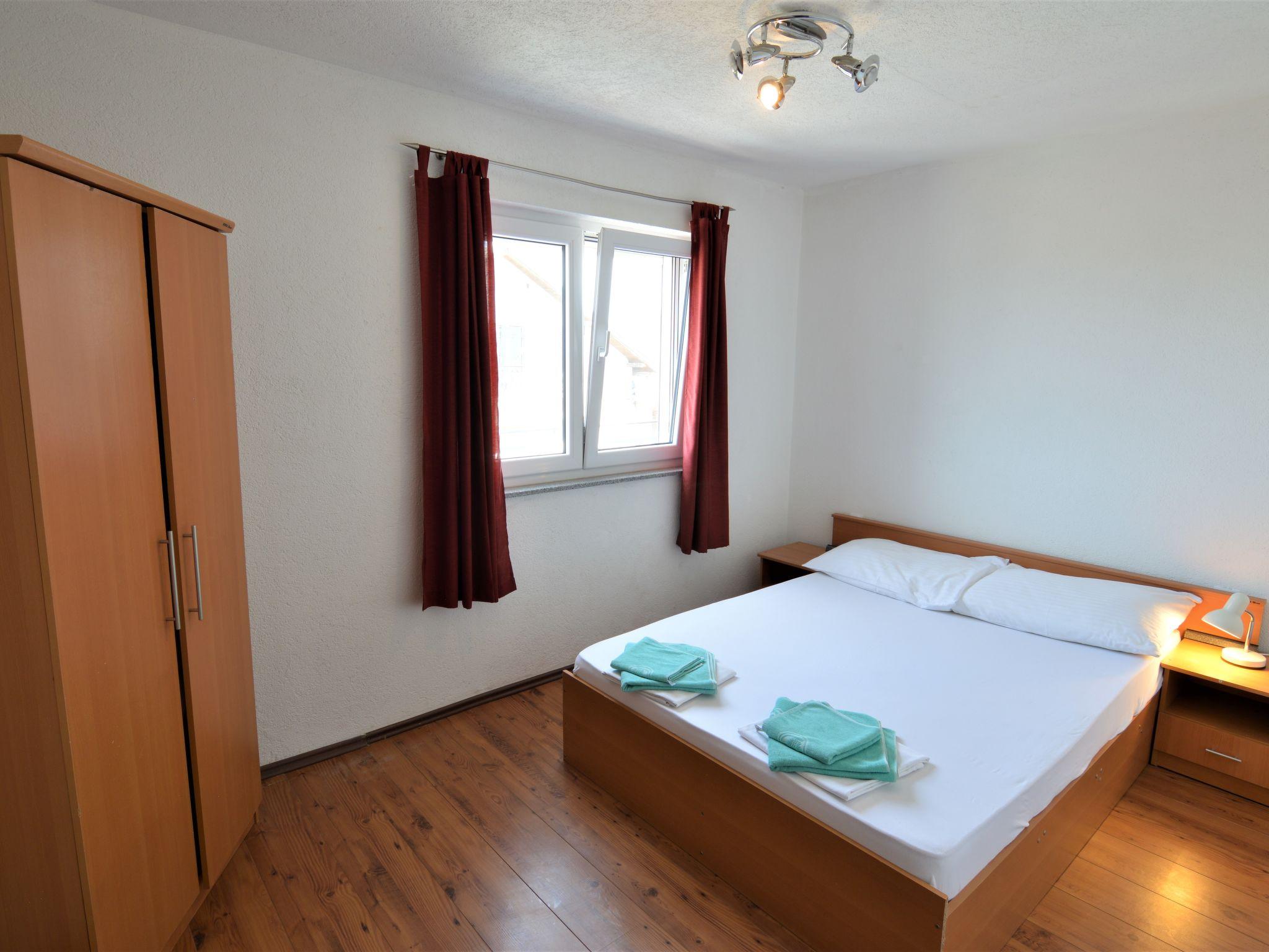 Foto 10 - Appartamento con 2 camere da letto a Tribunj con vista mare