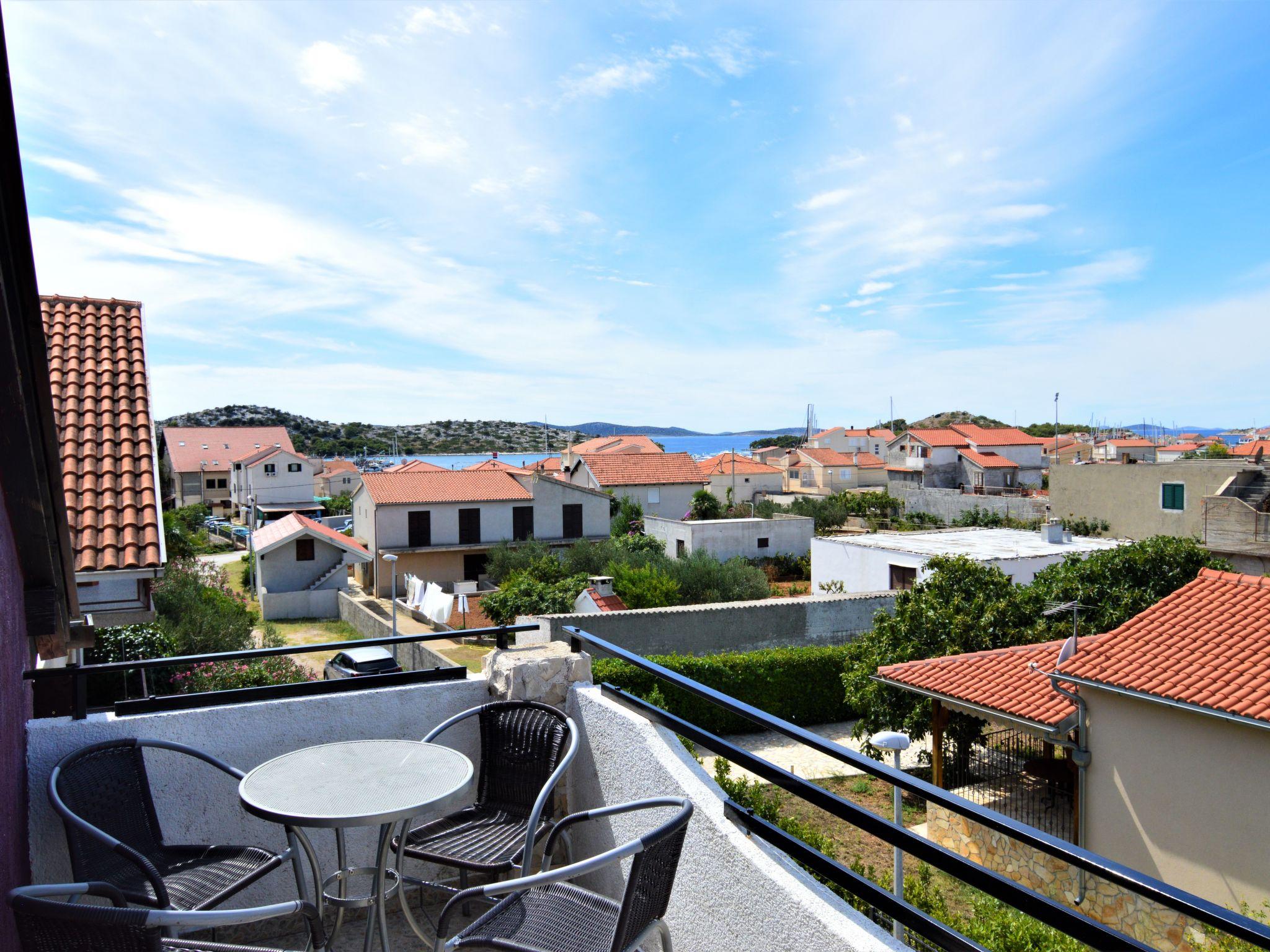 Foto 13 - Apartamento de 2 quartos em Tribunj com vistas do mar