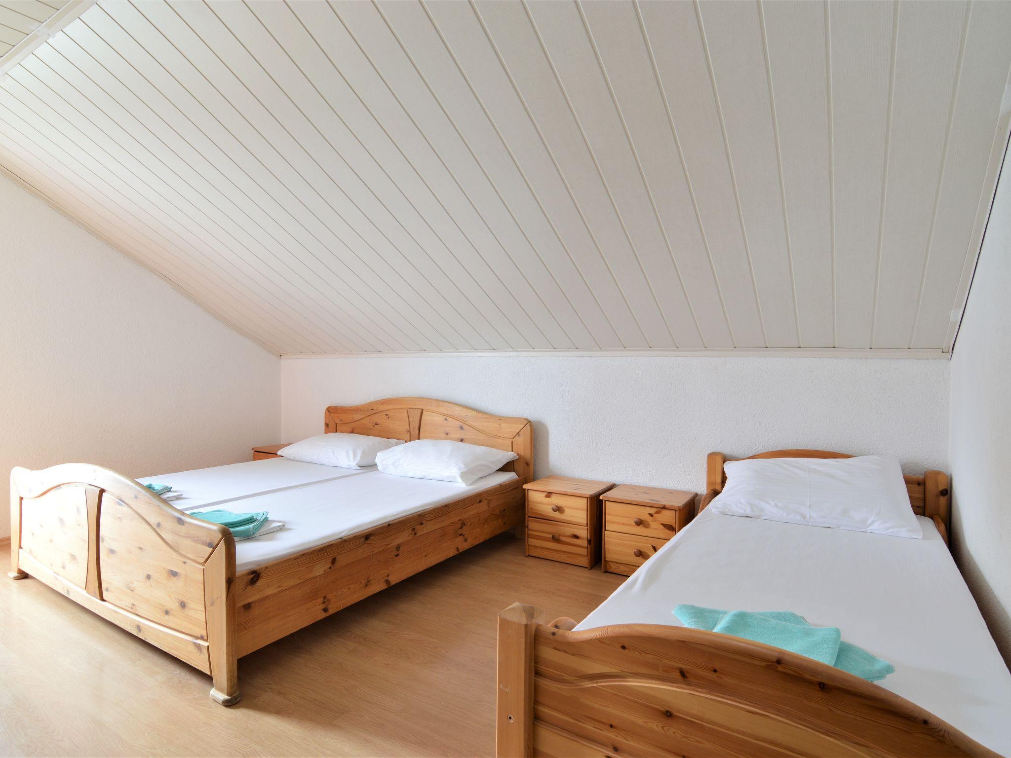 Foto 9 - Appartamento con 2 camere da letto a Tribunj con vista mare