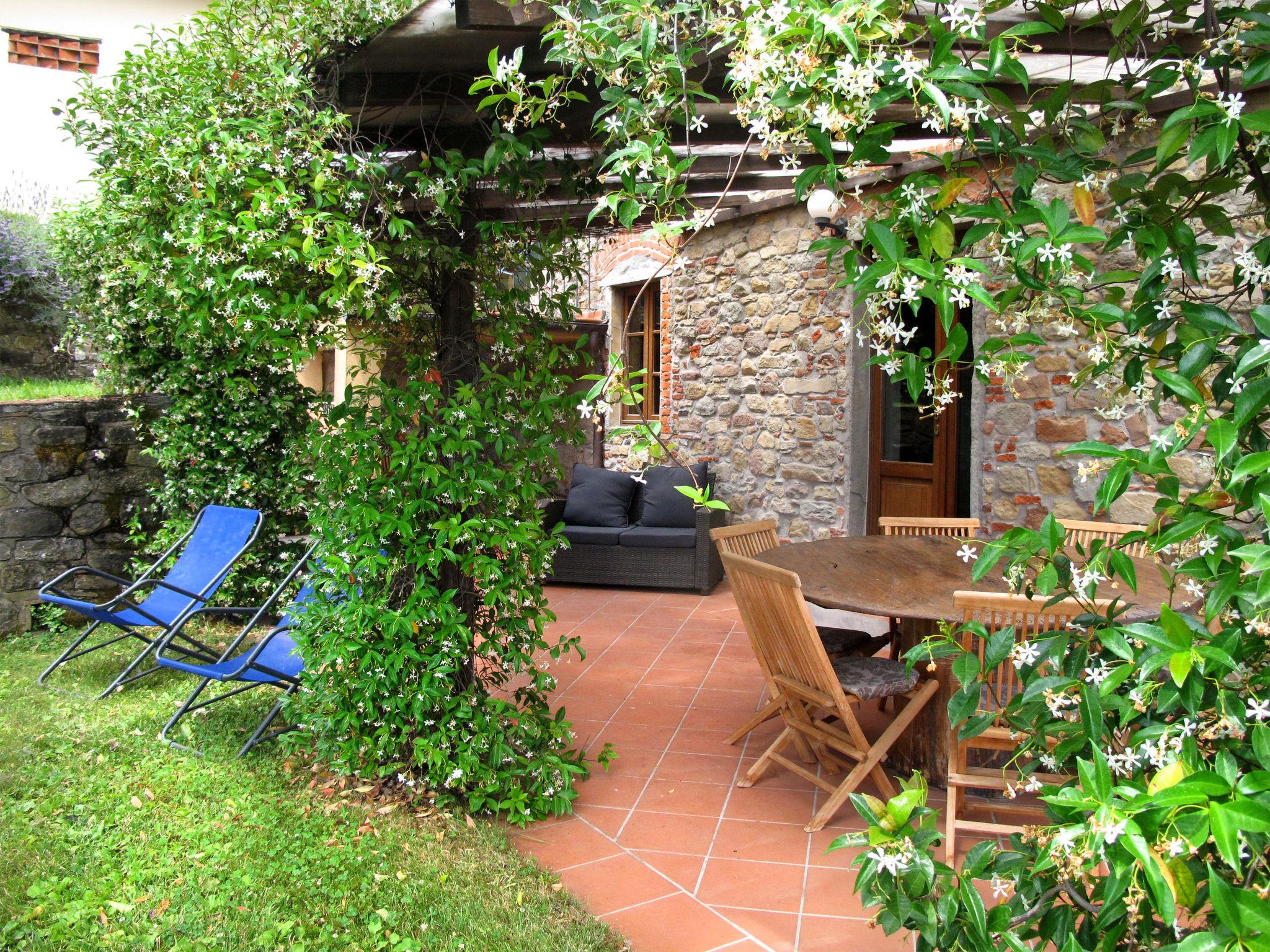 Photo 18 - 3 bedroom Apartment in Pescia with swimming pool and garden