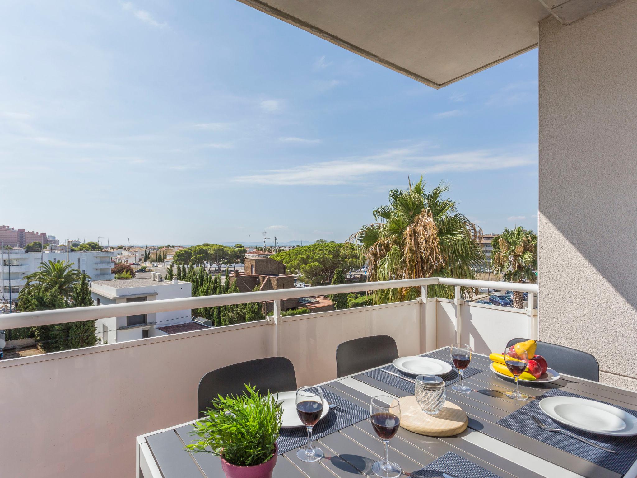 Photo 1 - Appartement de 2 chambres à Roses avec piscine et vues à la mer