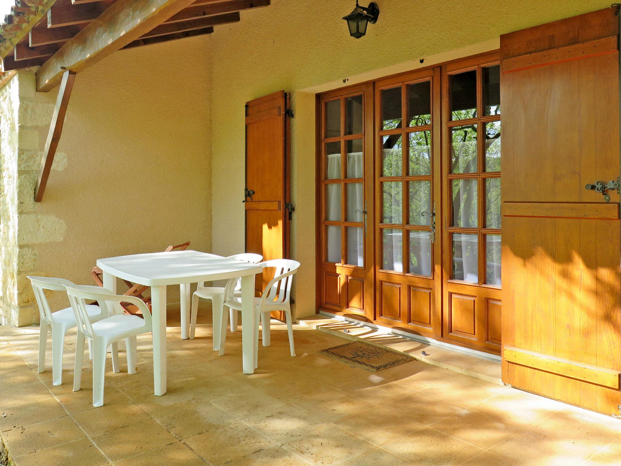 Photo 14 - Maison de 2 chambres à Blanquefort-sur-Briolance avec piscine privée et terrasse