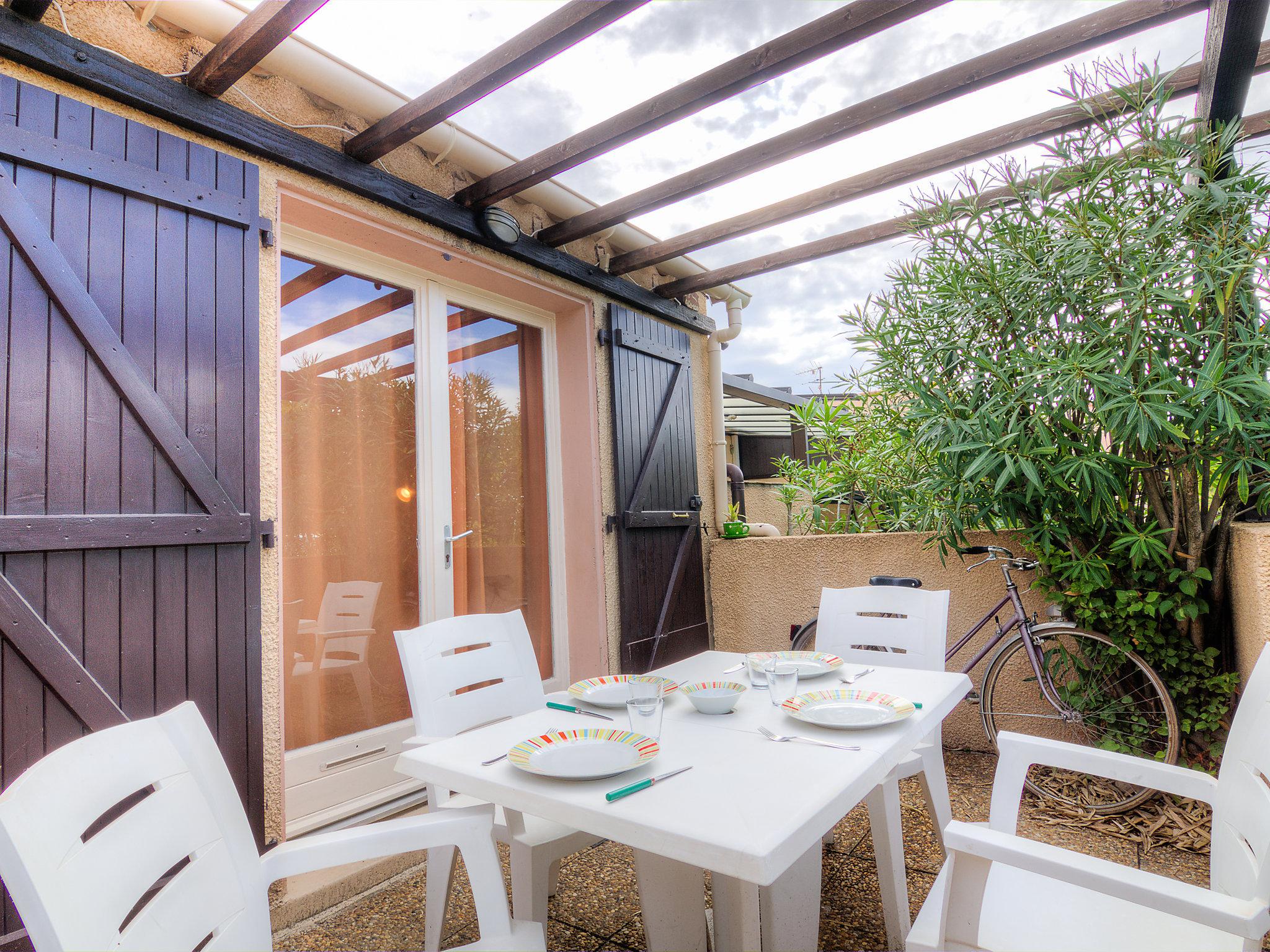 Photo 10 - Maison de 1 chambre à Saint-Cyprien avec terrasse et vues à la mer