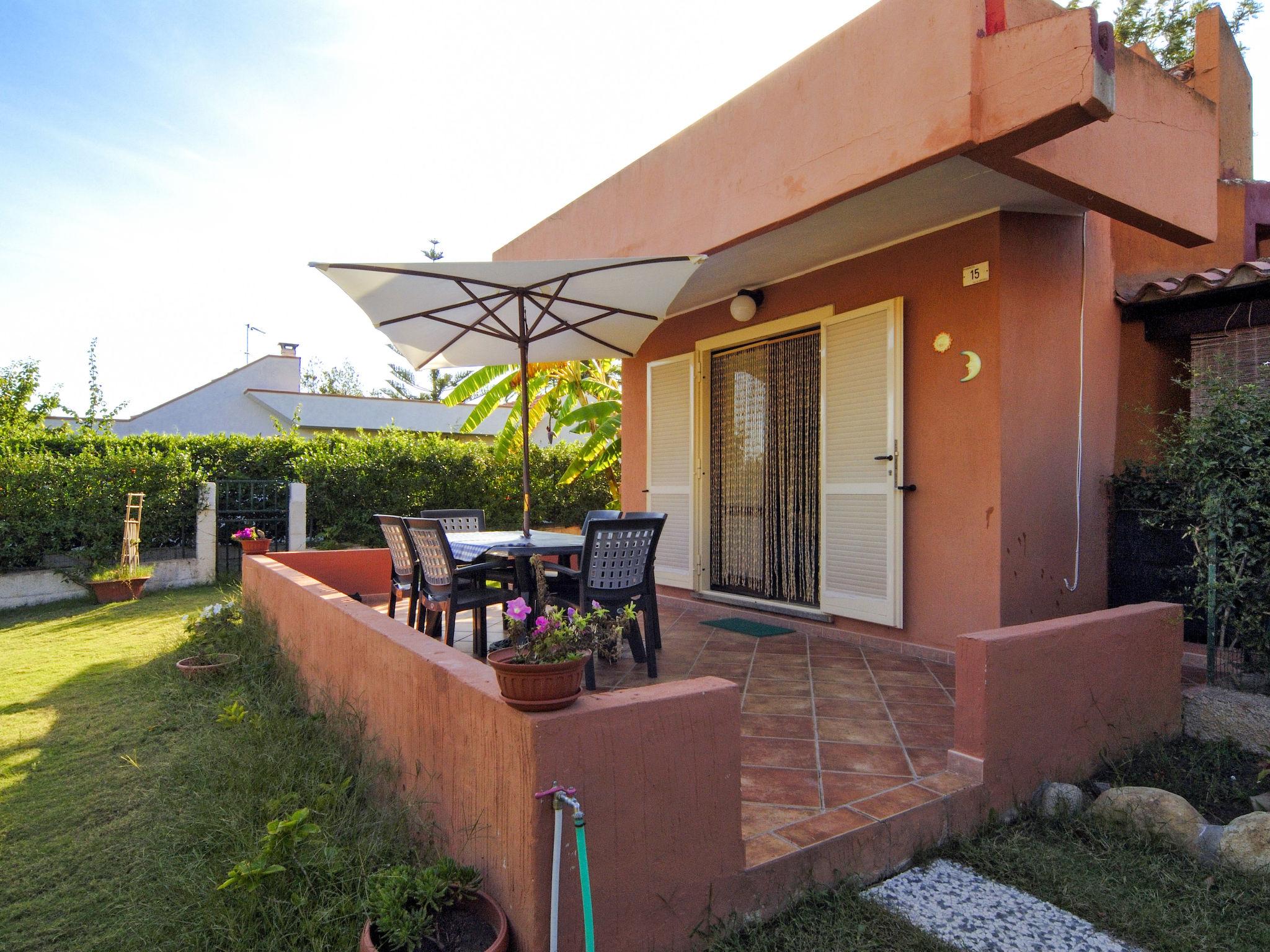 Photo 2 - Maison de 2 chambres à Muravera avec jardin et terrasse