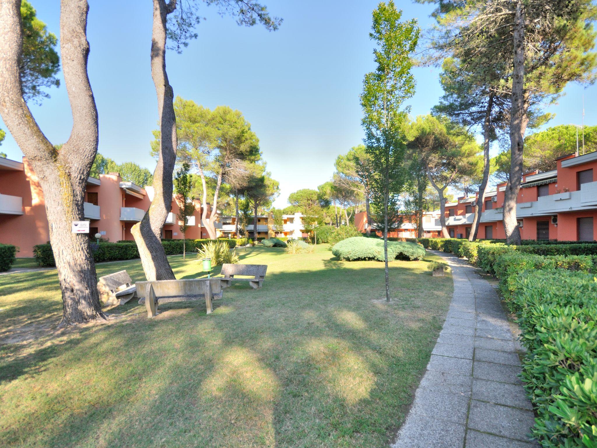 Foto 12 - Apartamento de 2 quartos em San Michele al Tagliamento com piscina e vistas do mar