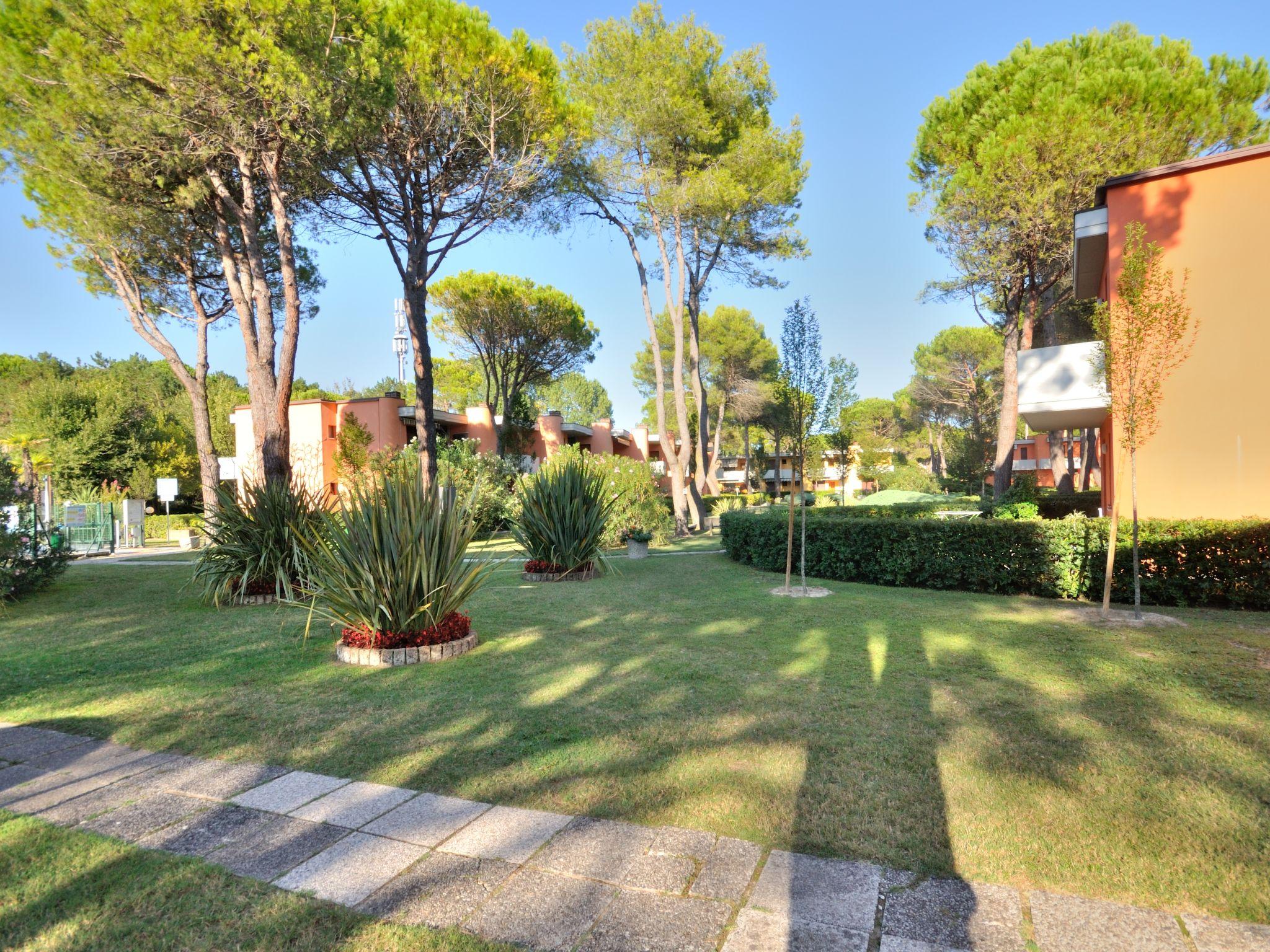 Foto 15 - Apartamento de 2 quartos em San Michele al Tagliamento com piscina e jardim