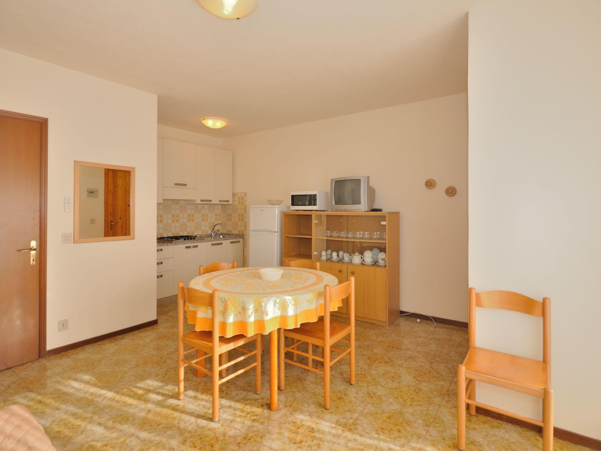 Photo 5 - 2 bedroom Apartment in San Michele al Tagliamento with swimming pool and garden