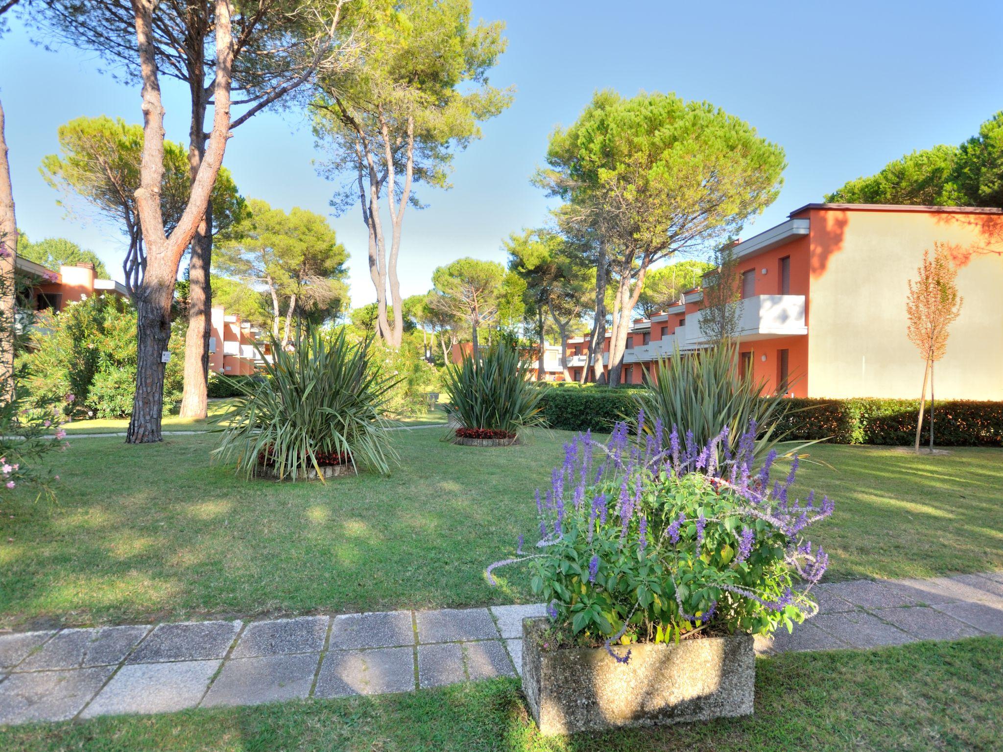 Foto 14 - Apartment mit 2 Schlafzimmern in San Michele al Tagliamento mit schwimmbad und blick aufs meer