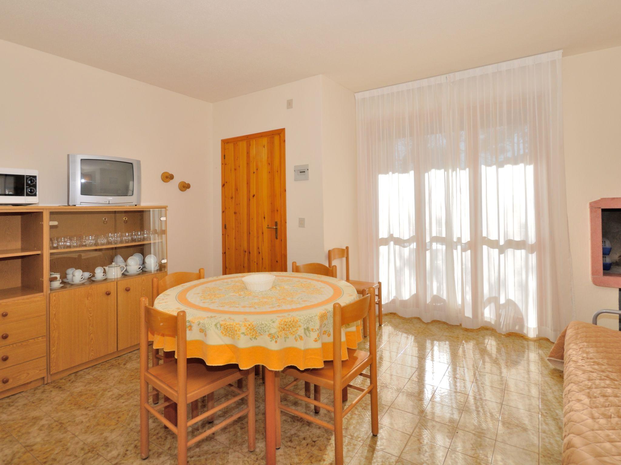 Photo 4 - 2 bedroom Apartment in San Michele al Tagliamento with swimming pool and sea view