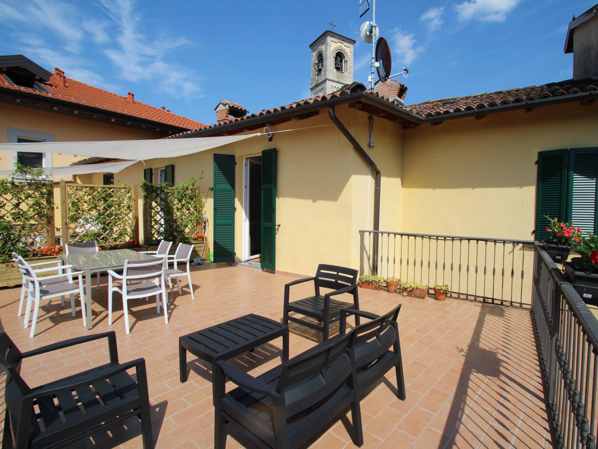 Foto 2 - Apartamento de 2 habitaciones en Porto Valtravaglia con terraza y vistas a la montaña