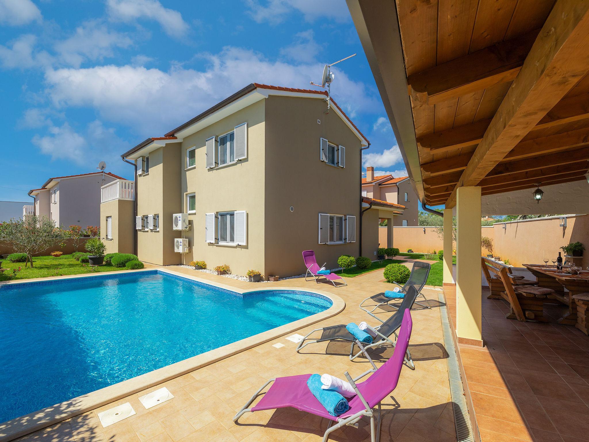 Photo 1 - Maison de 3 chambres à Marčana avec piscine privée et vues à la mer