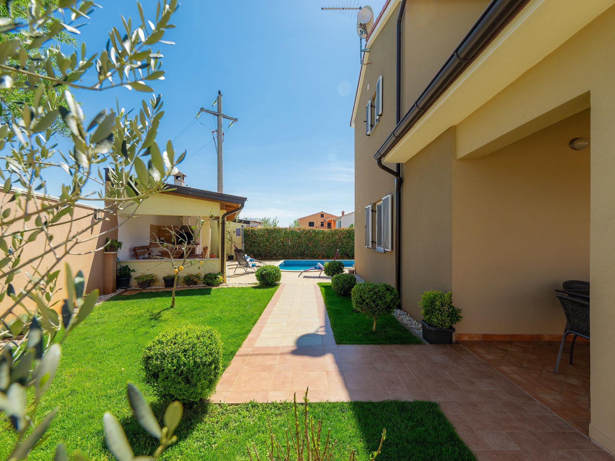 Foto 19 - Casa con 3 camere da letto a Marčana con piscina privata e giardino