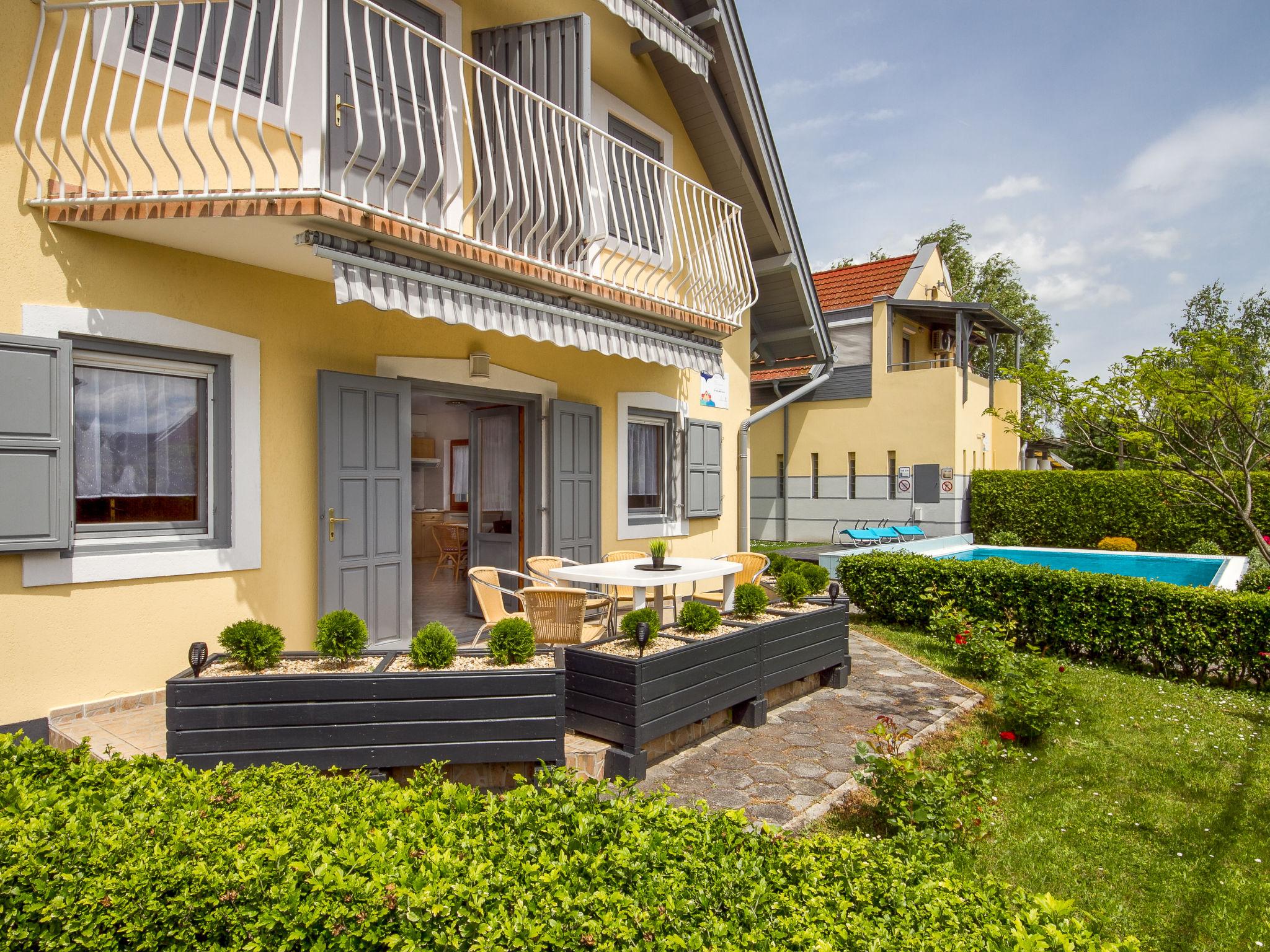 Photo 2 - Appartement de 2 chambres à Balatonmáriafürdő avec piscine et jardin