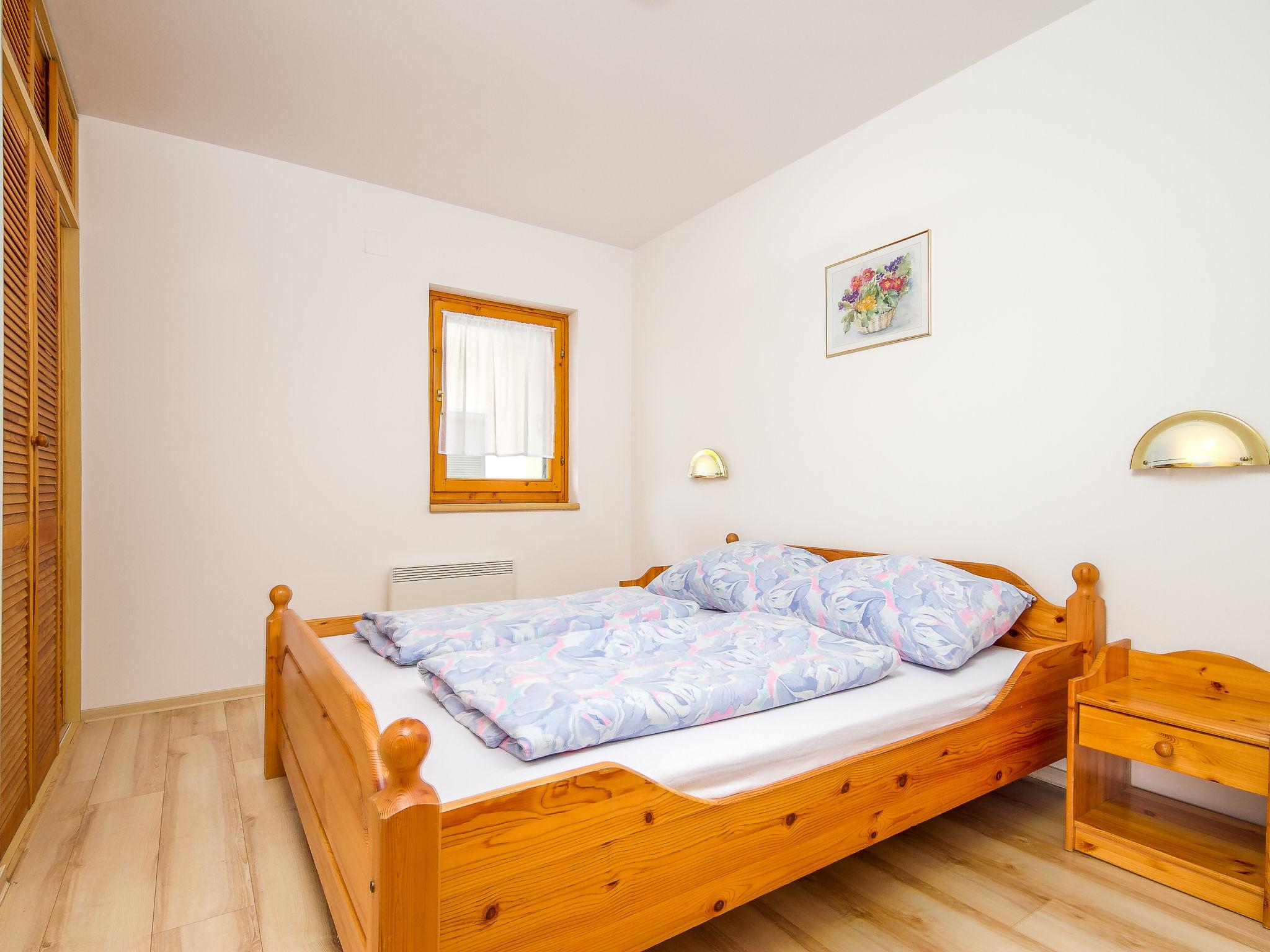 Foto 6 - Appartamento con 2 camere da letto a Balatonmáriafürdő con piscina e giardino