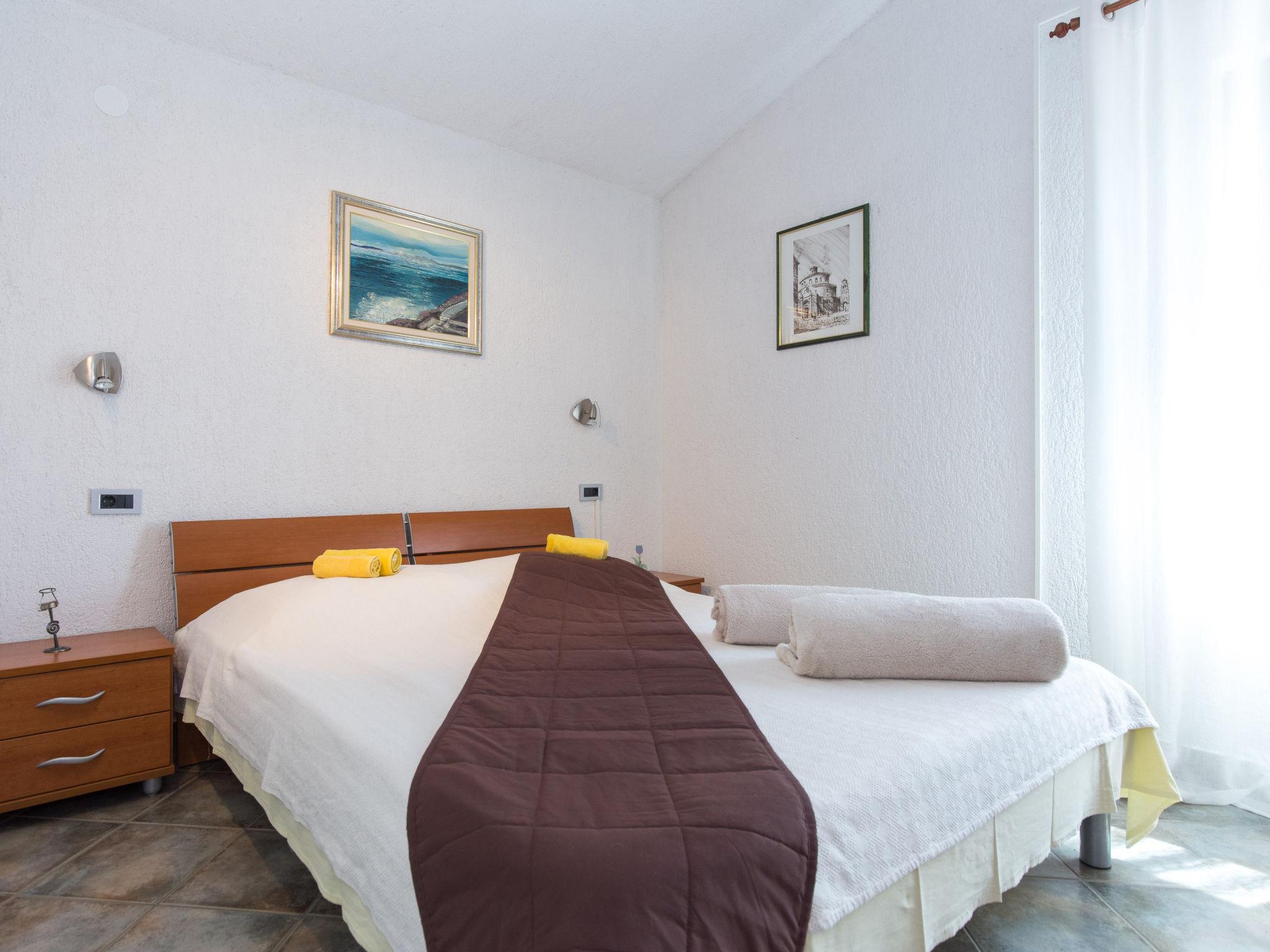 Foto 11 - Appartamento con 2 camere da letto a Senj con terrazza