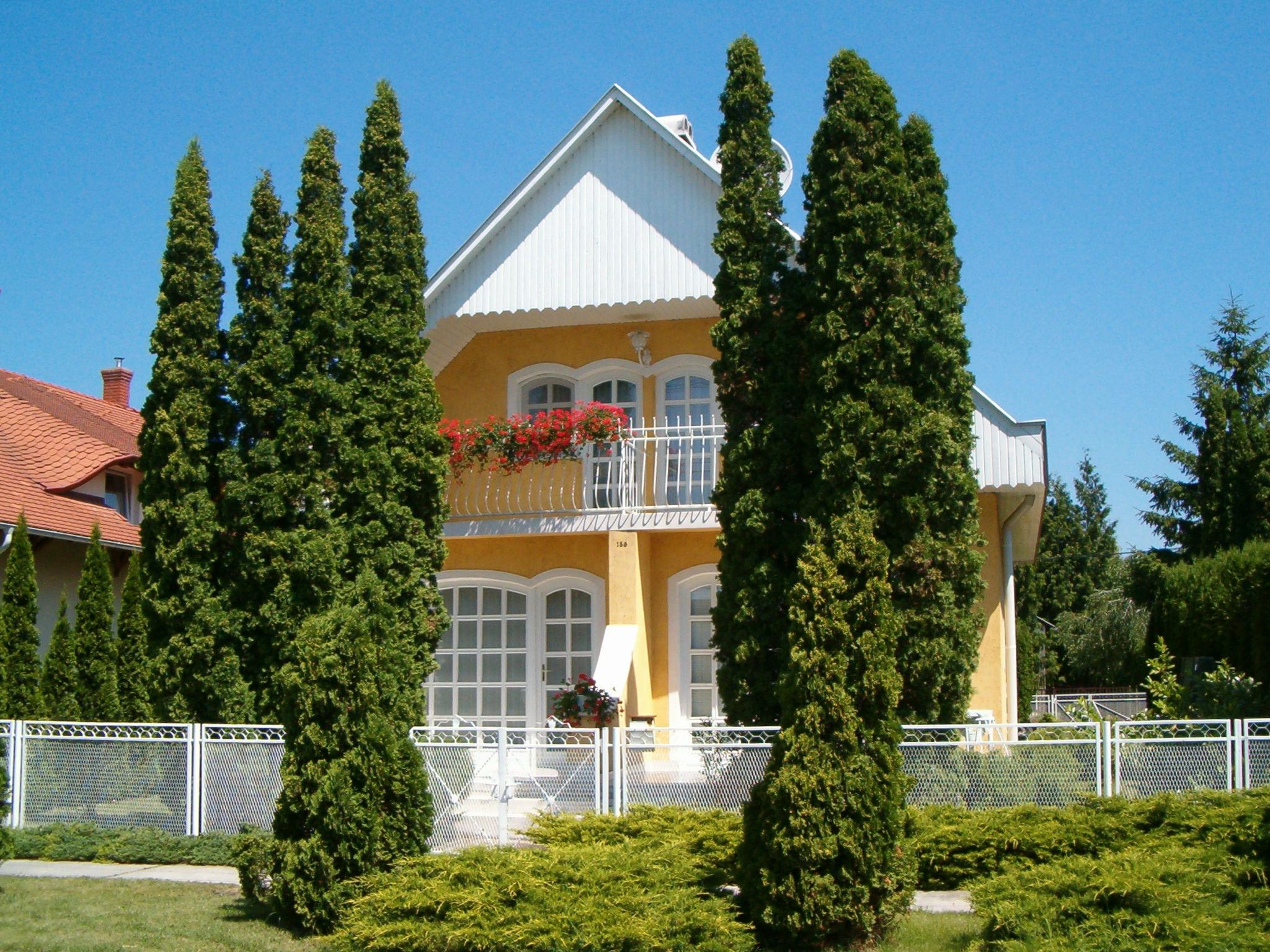 Foto 1 - Casa de 2 habitaciones en Balatonmáriafürdő con jardín y terraza