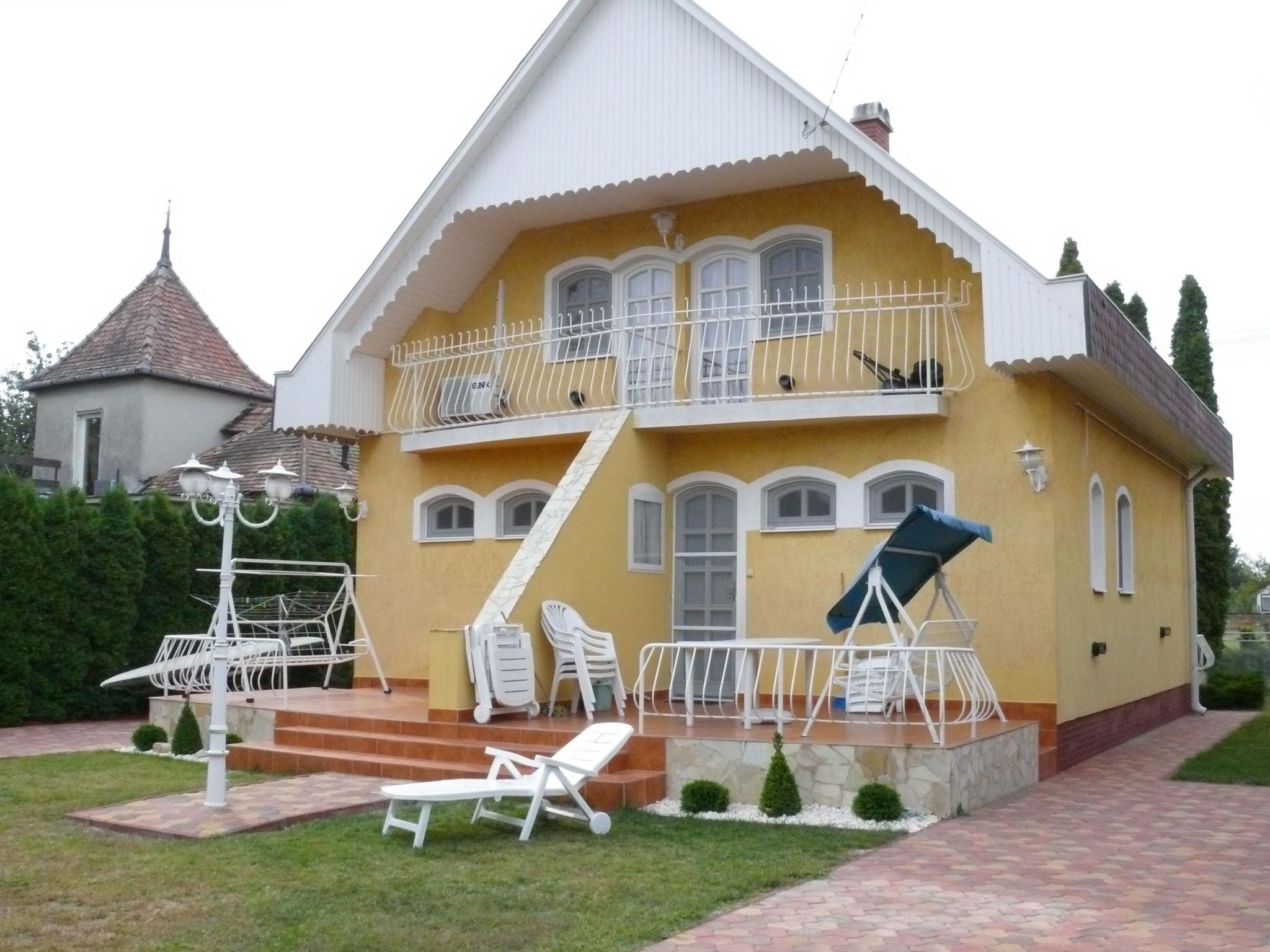 Photo 2 - Maison de 2 chambres à Balatonmáriafürdő avec jardin et terrasse