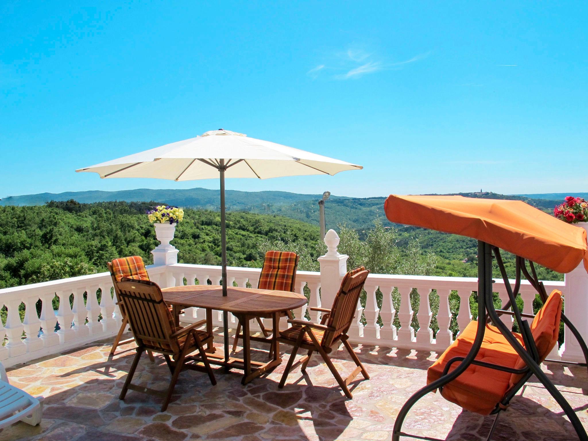 Foto 4 - Casa de 4 quartos em Labin com piscina privada e vistas do mar