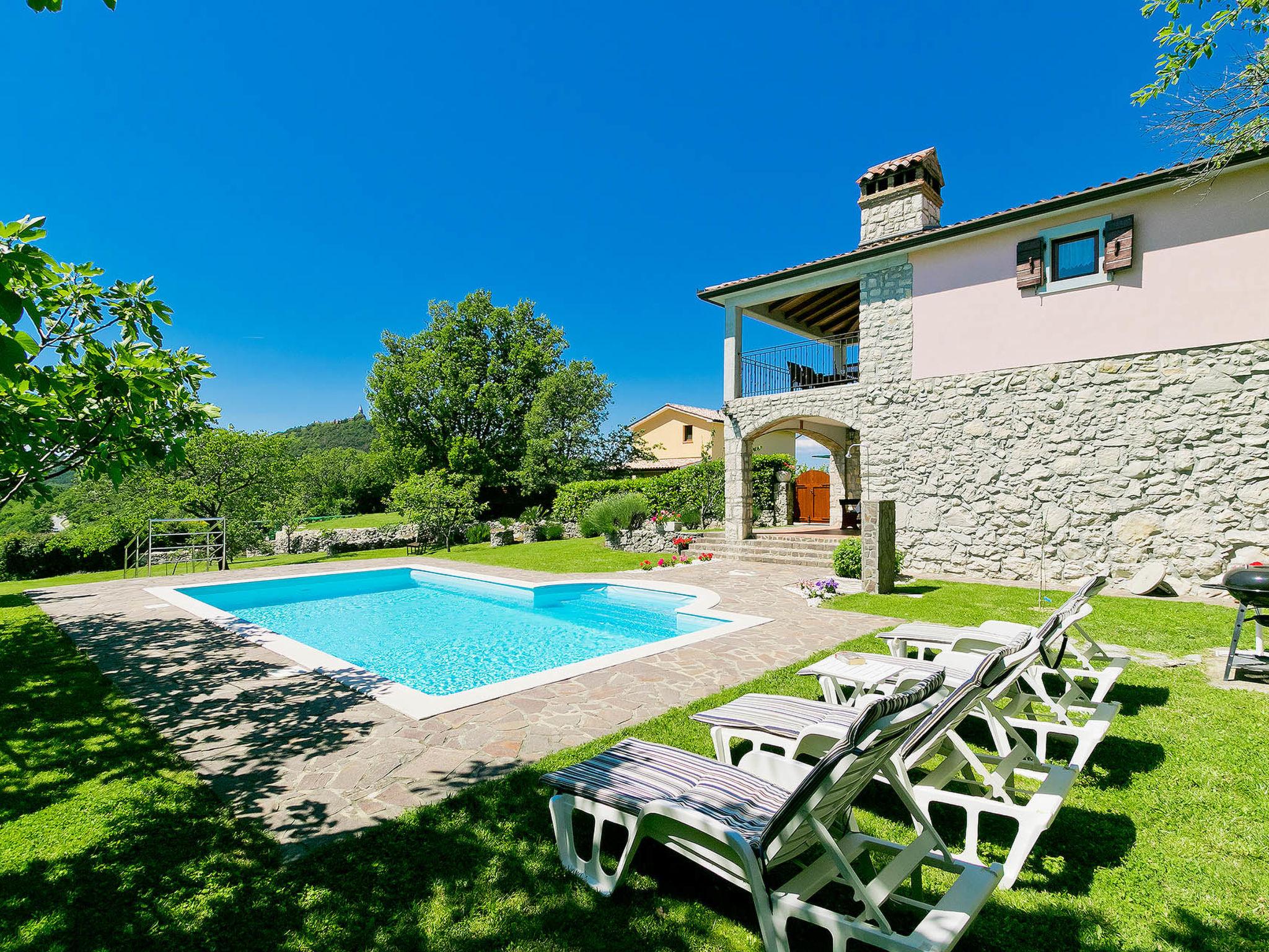 Foto 1 - Casa de 2 quartos em Labin com piscina privada e jardim