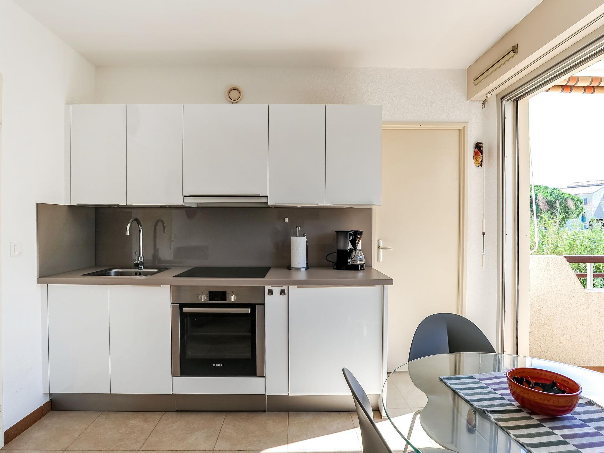 Foto 5 - Appartamento con 1 camera da letto a Cavalaire-sur-Mer con terrazza e vista mare