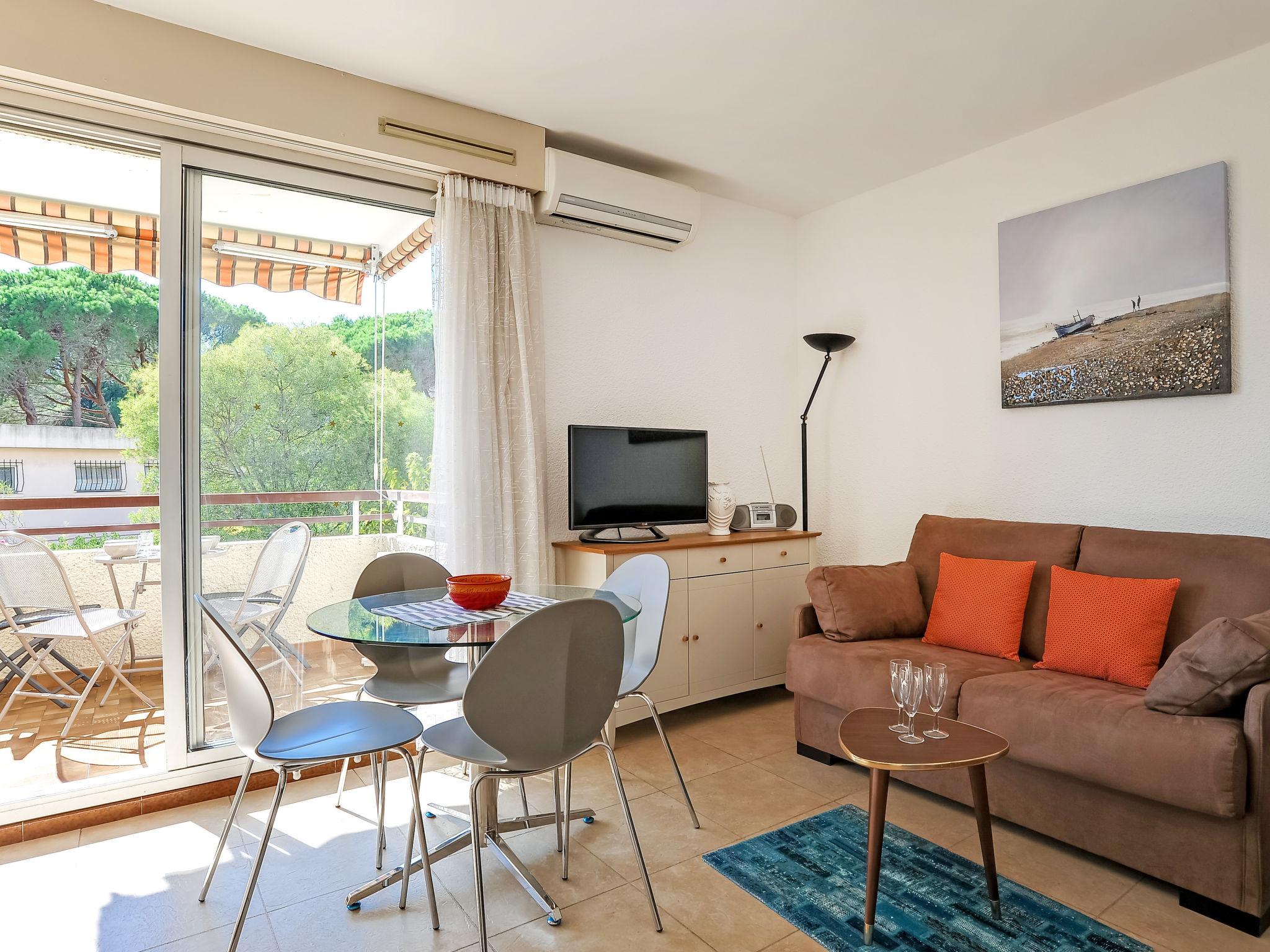 Foto 6 - Apartment mit 1 Schlafzimmer in Cavalaire-sur-Mer mit terrasse und blick aufs meer