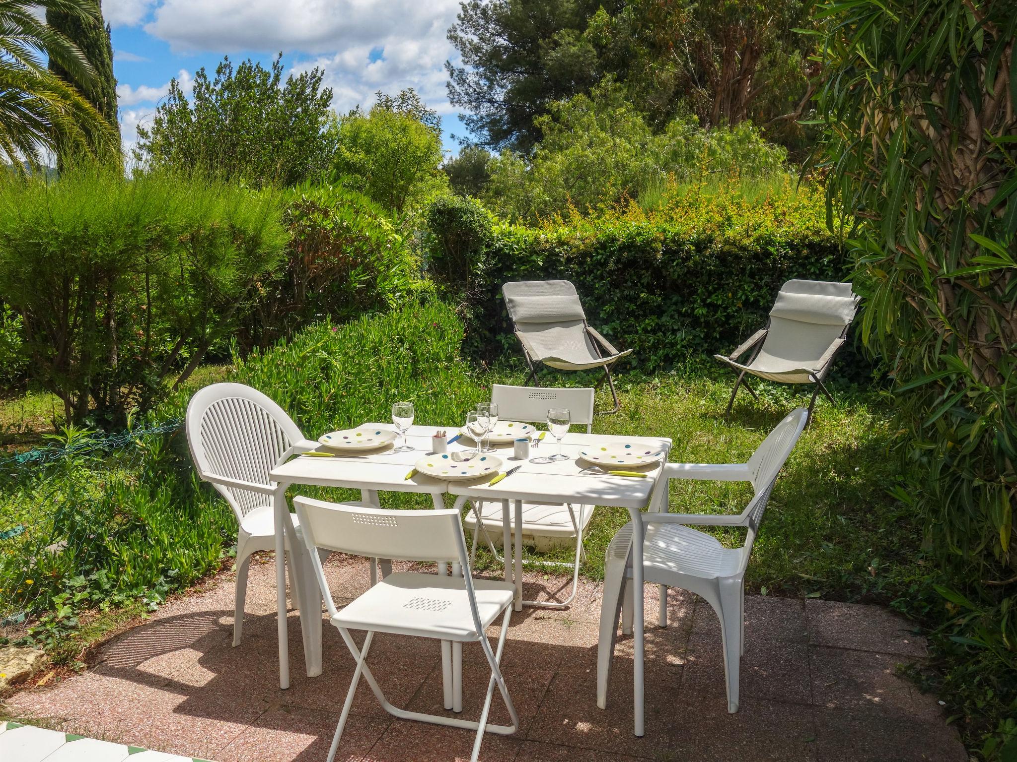 Photo 1 - Apartment in Saint-Cyr-sur-Mer with garden and terrace