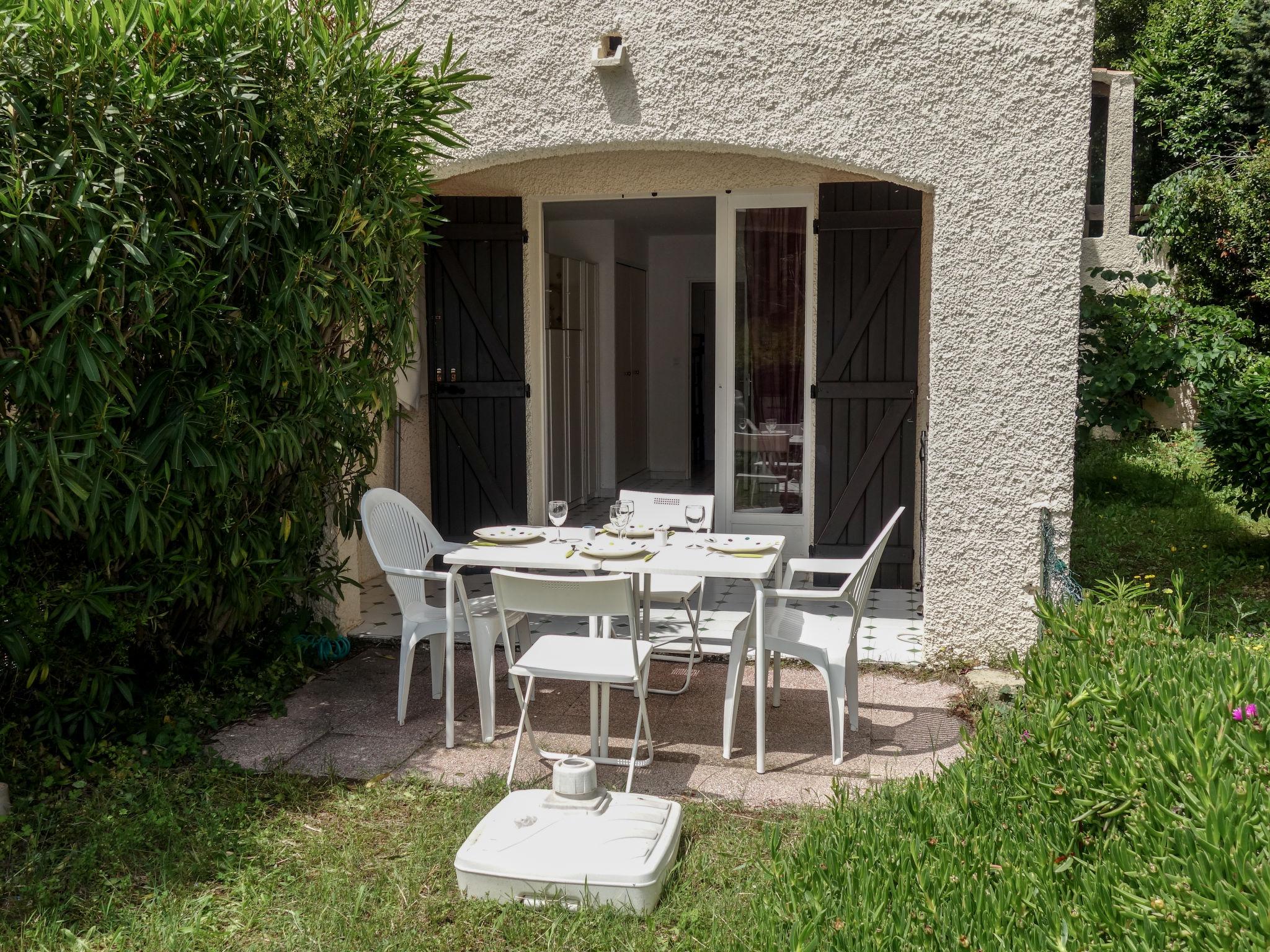 Foto 13 - Appartamento a Saint-Cyr-sur-Mer con giardino e vista mare