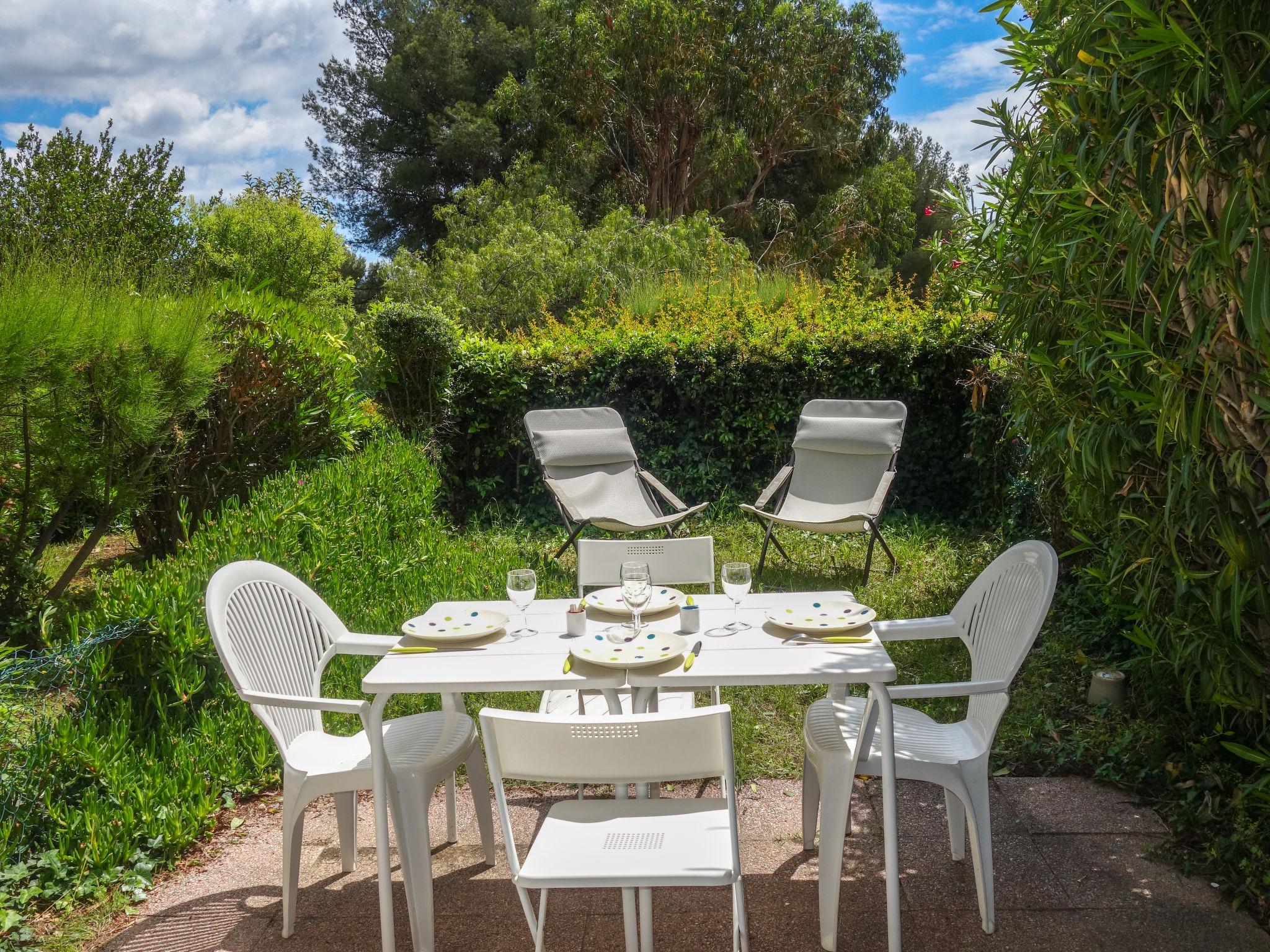 Photo 2 - Apartment in Saint-Cyr-sur-Mer with garden and terrace