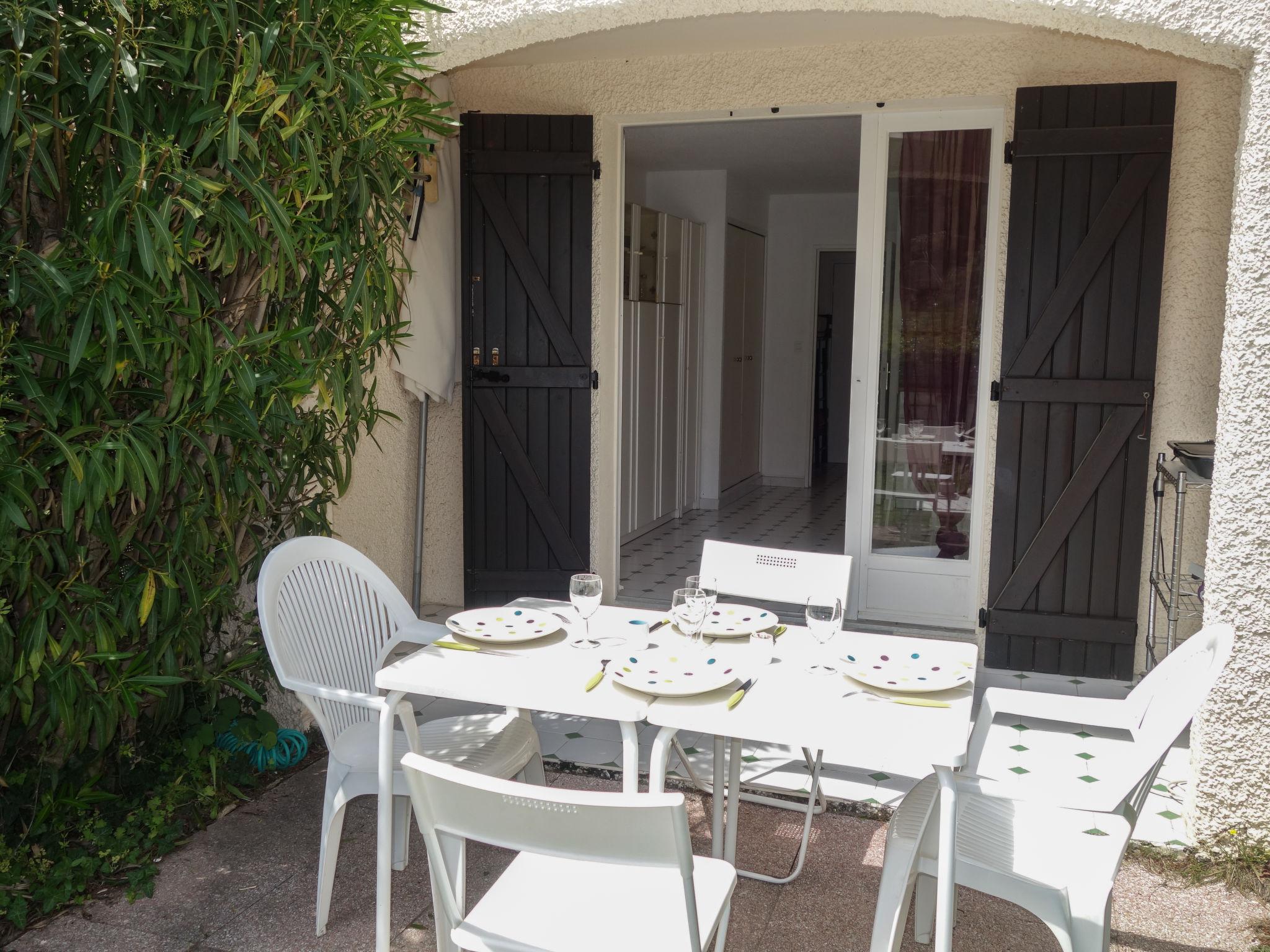 Photo 3 - Apartment in Saint-Cyr-sur-Mer with garden and sea view
