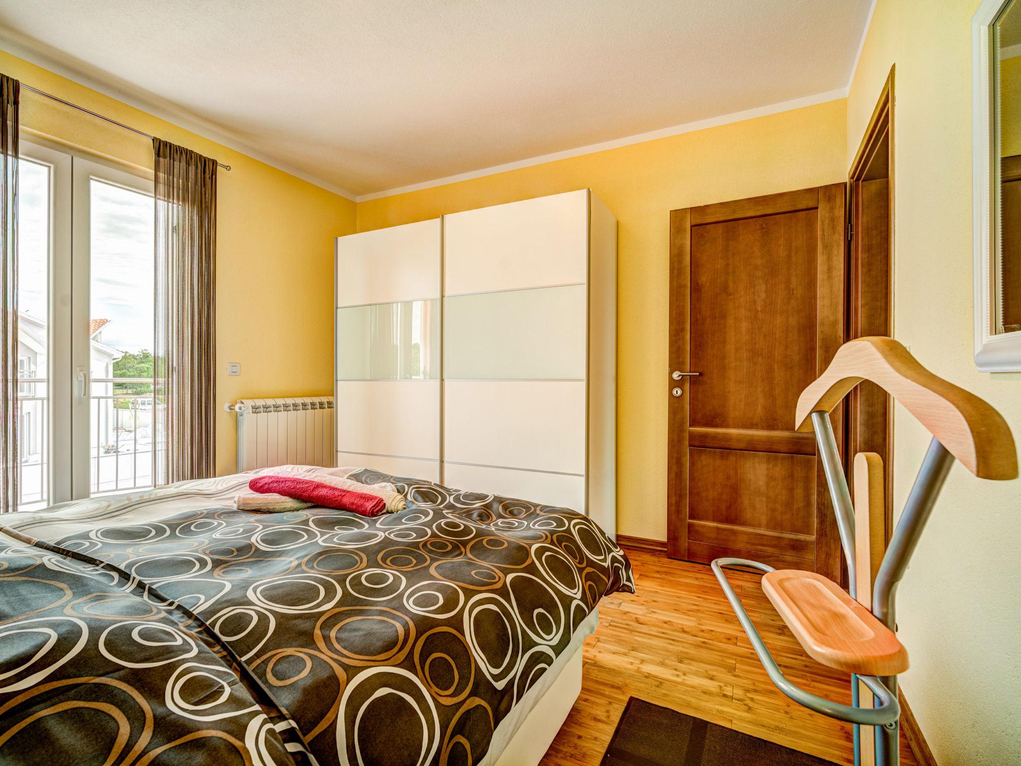 Foto 13 - Appartamento con 2 camere da letto a Umag con giardino e vista mare