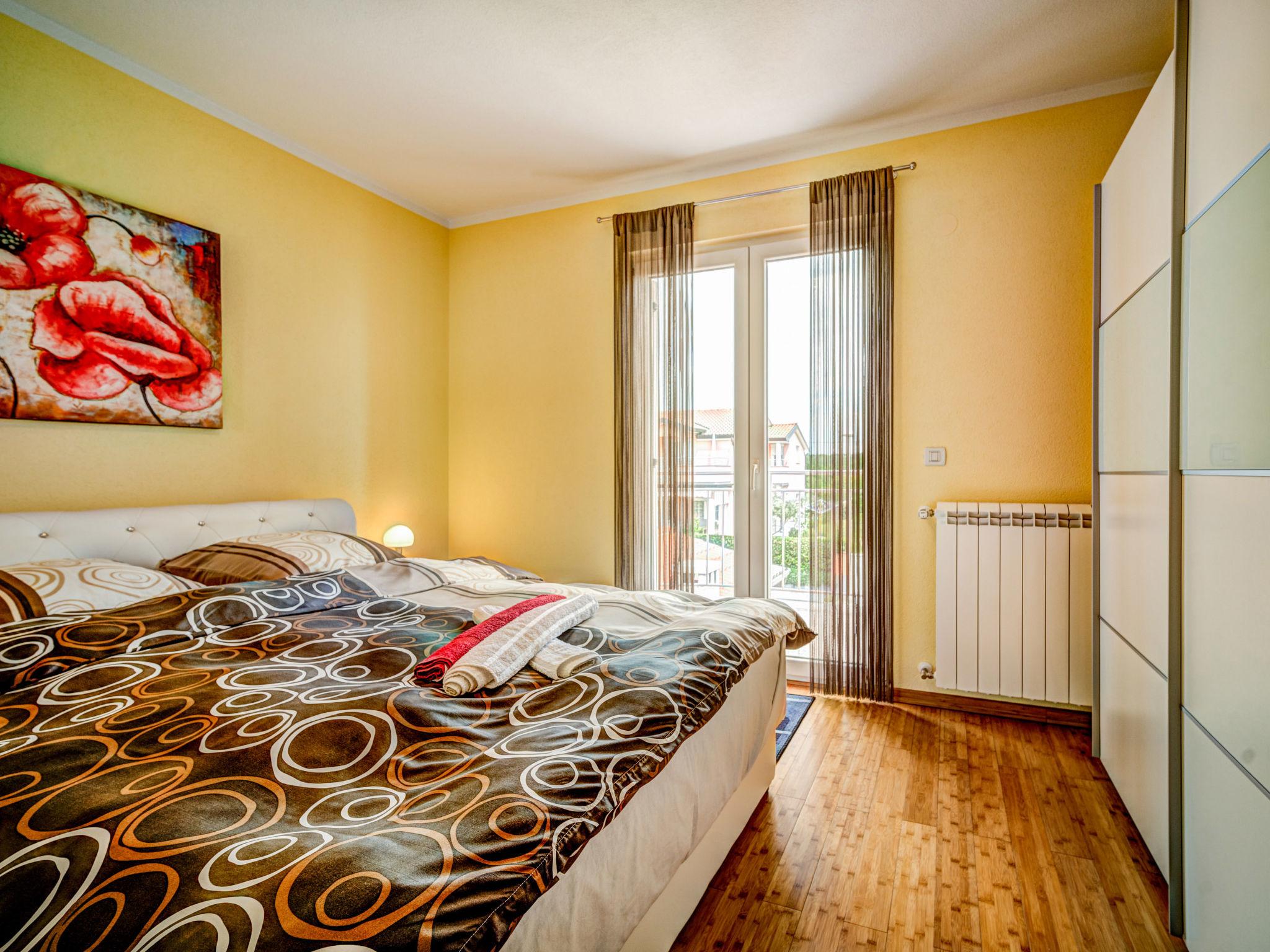 Foto 14 - Appartamento con 2 camere da letto a Umag con giardino e vista mare