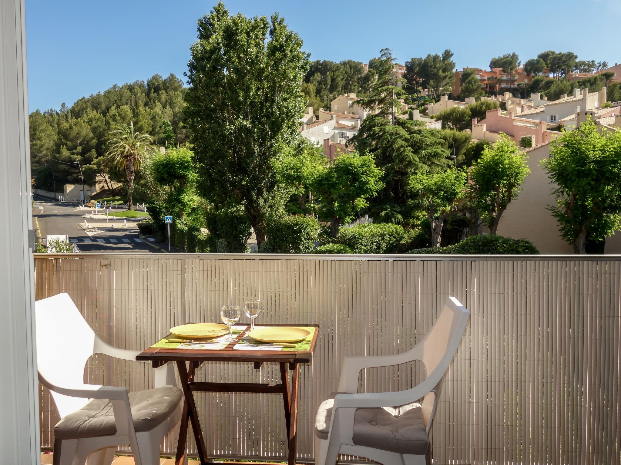 Photo 2 - Apartment in Saint-Cyr-sur-Mer with terrace and sea view