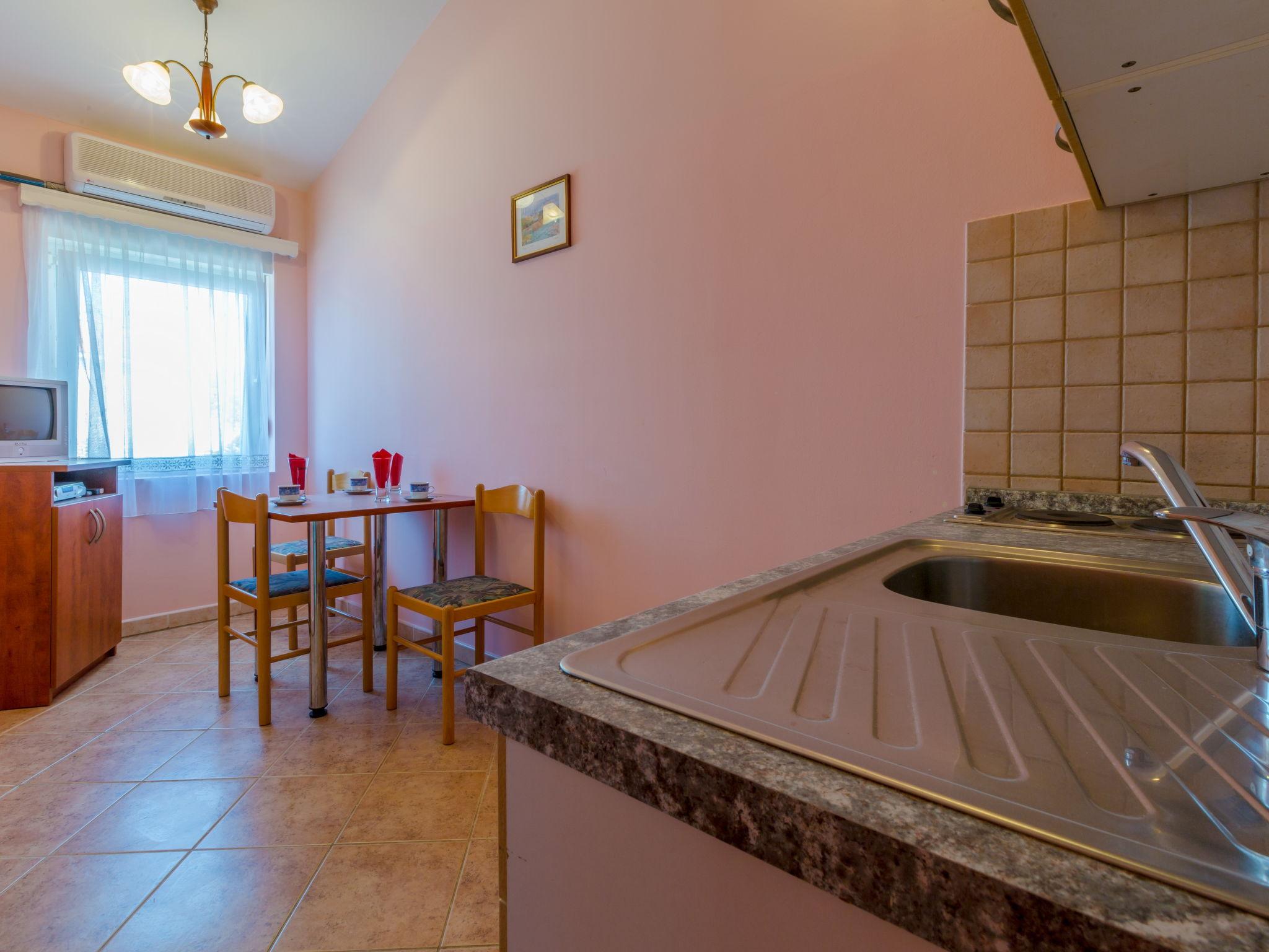 Photo 7 - 1 bedroom Apartment in Karlobag with swimming pool