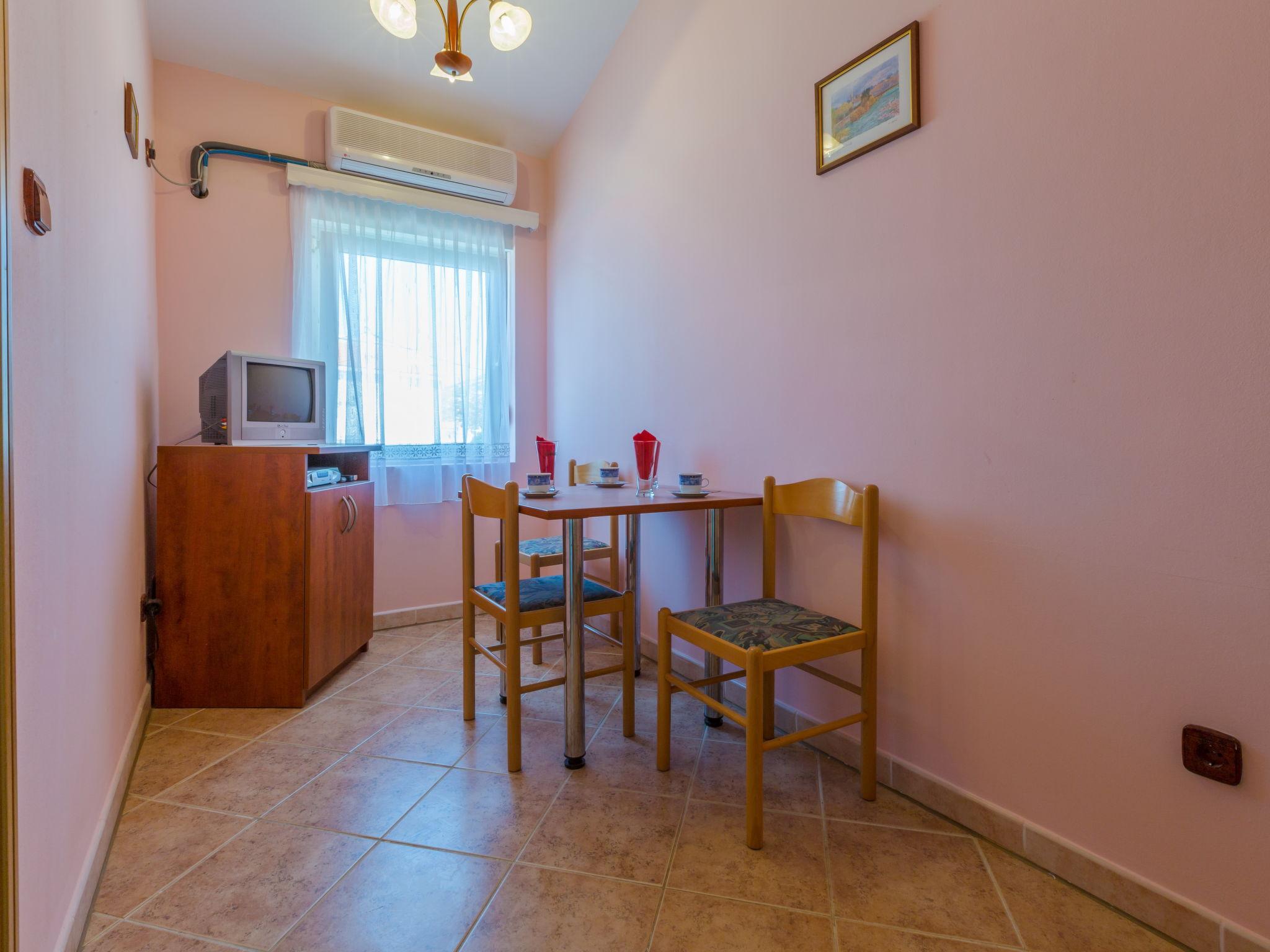 Photo 6 - 1 bedroom Apartment in Karlobag with swimming pool