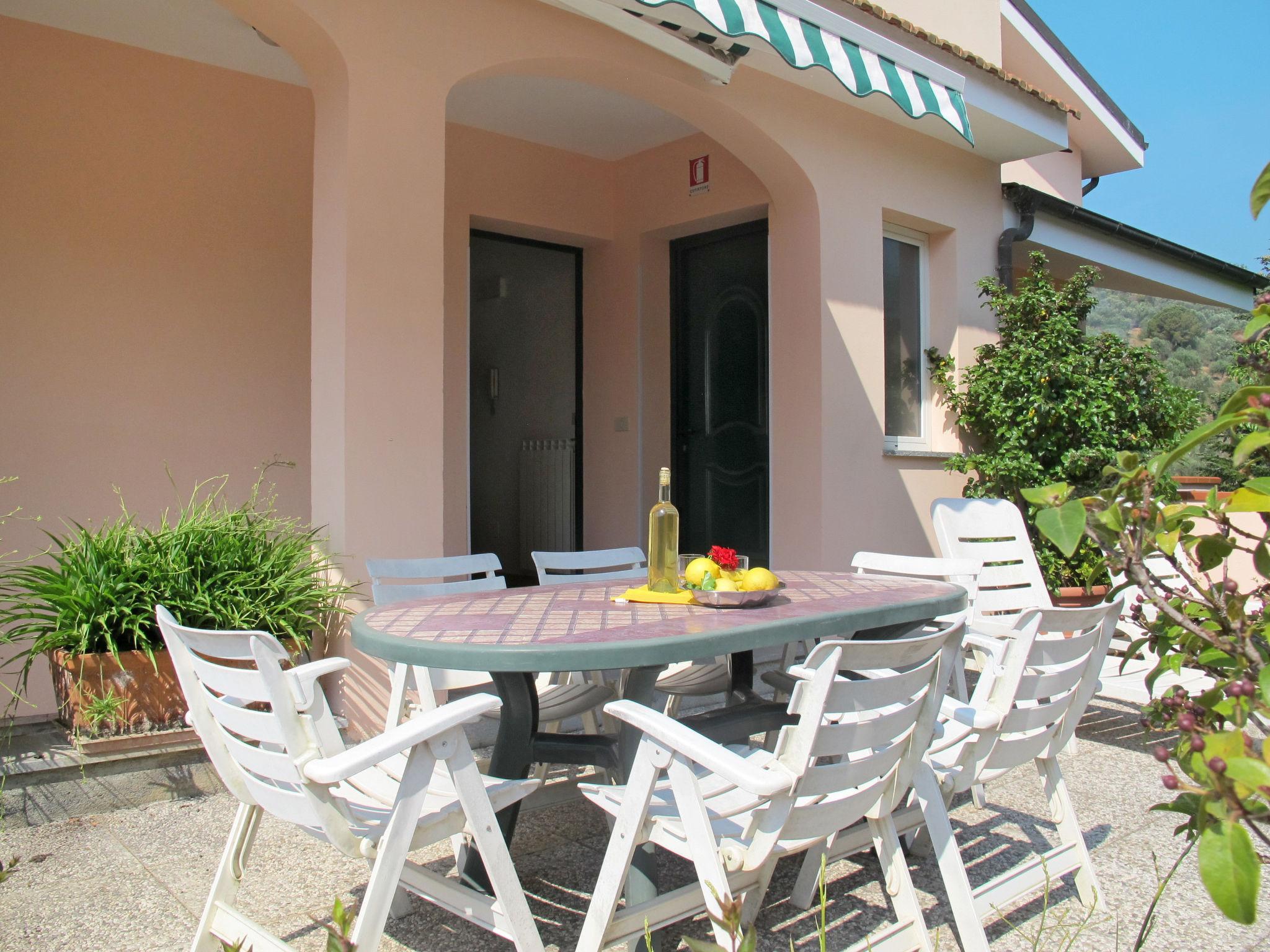 Photo 4 - Appartement de 2 chambres à Diano Castello avec piscine et jardin