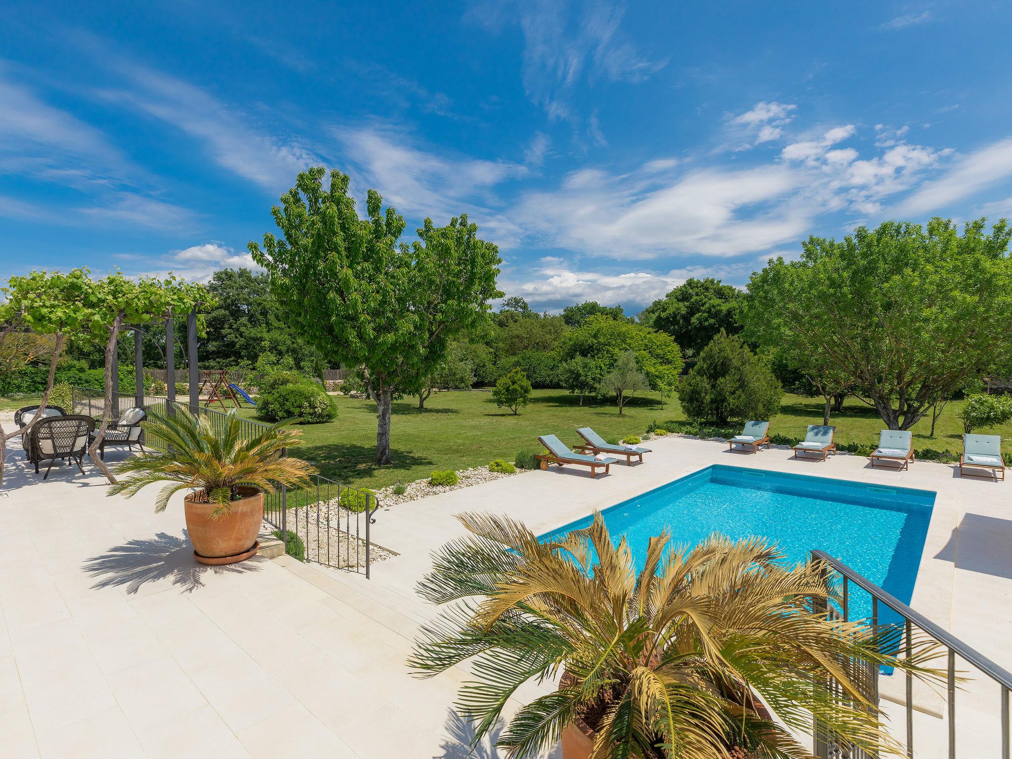 Foto 16 - Casa con 4 camere da letto a Rovinj con piscina privata e vista mare