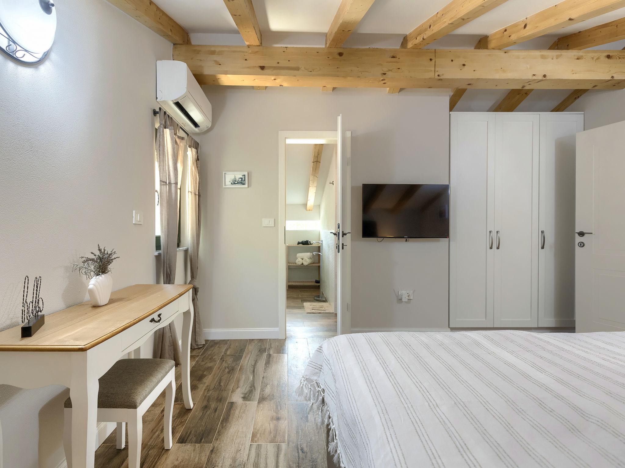 Foto 30 - Casa con 4 camere da letto a Rovinj con piscina privata e vista mare