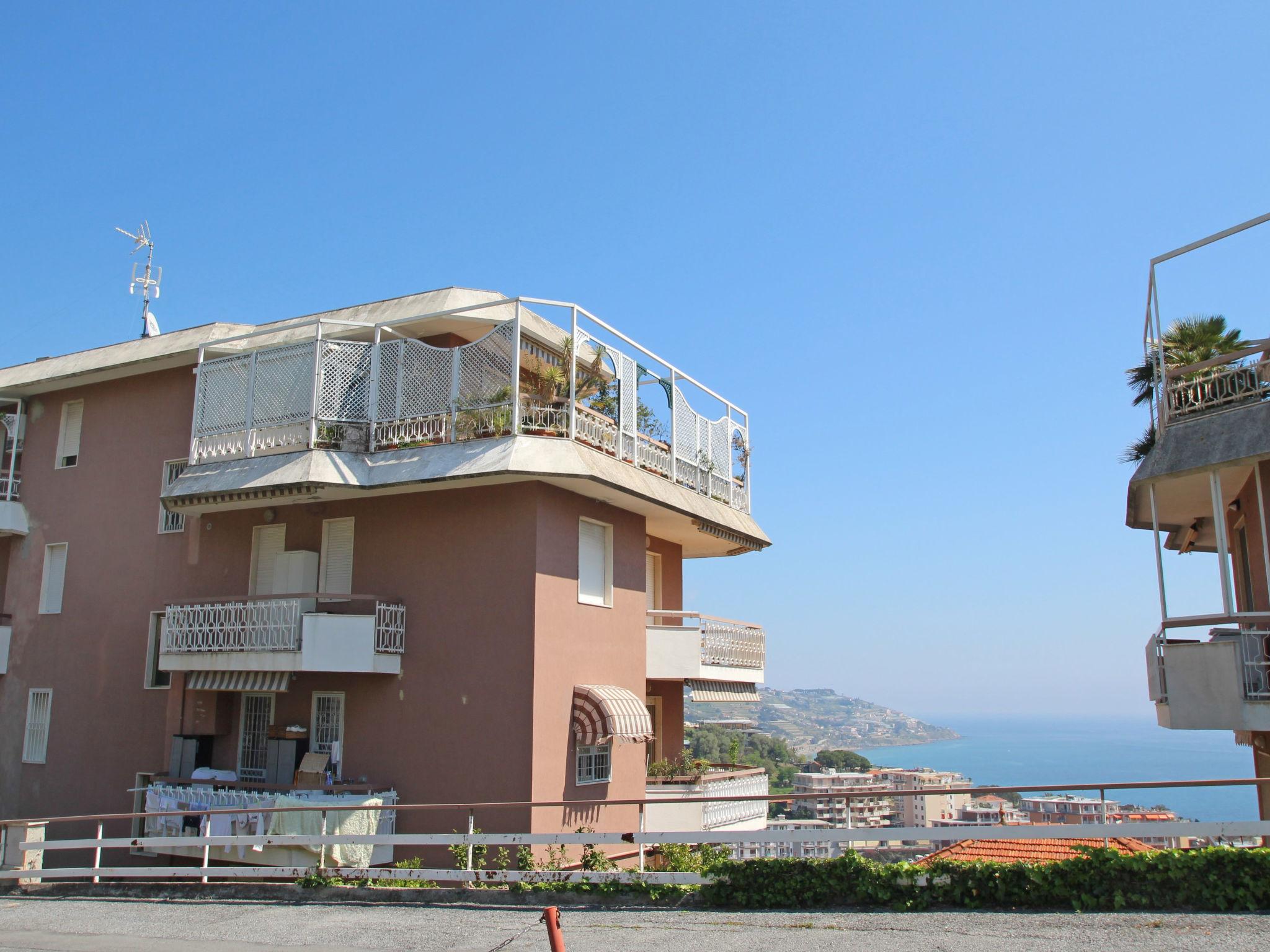 Foto 20 - Appartamento con 1 camera da letto a Sanremo con terrazza e vista mare