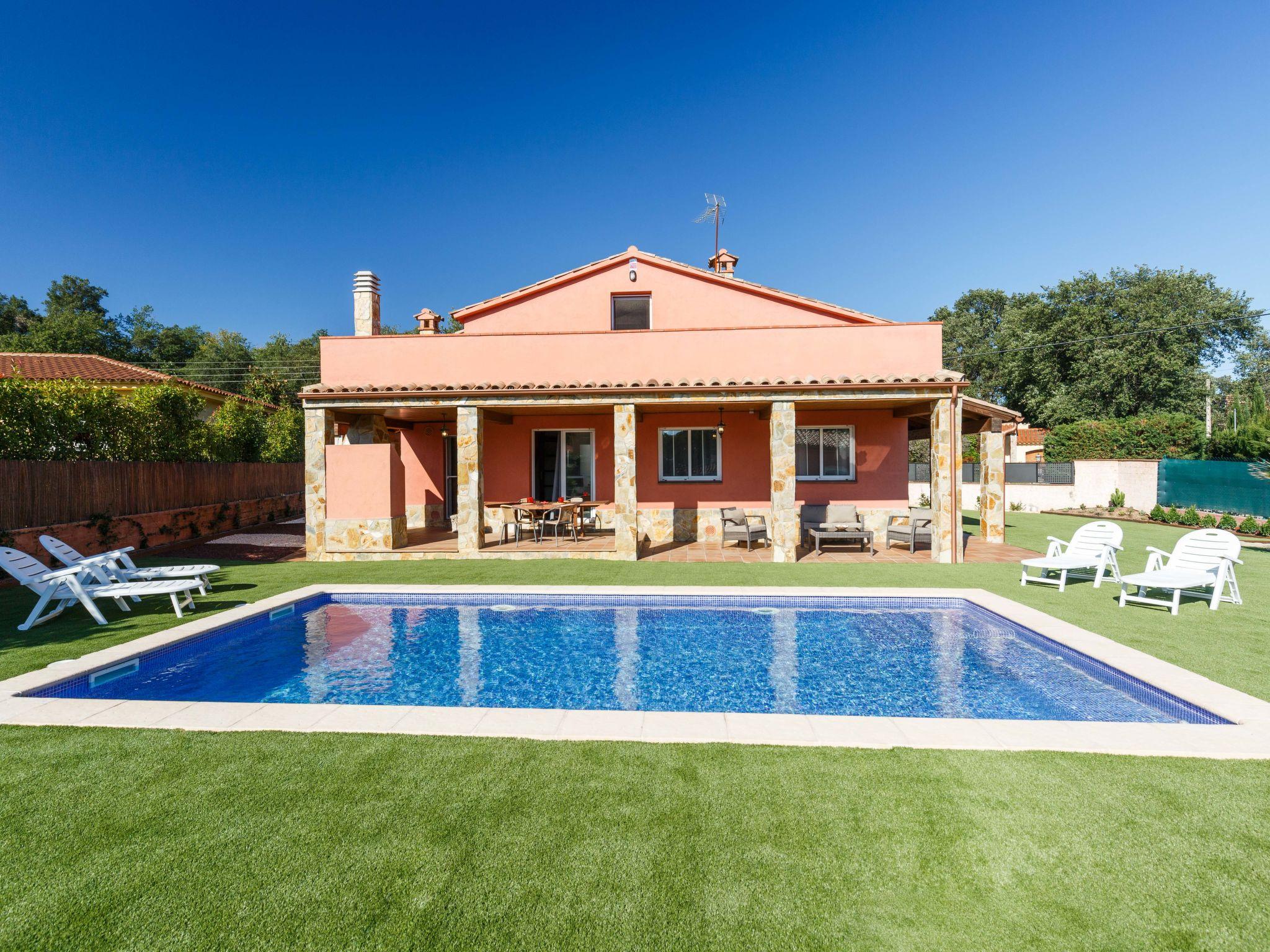 Foto 1 - Casa con 5 camere da letto a Caldes de Malavella con piscina privata e vista mare