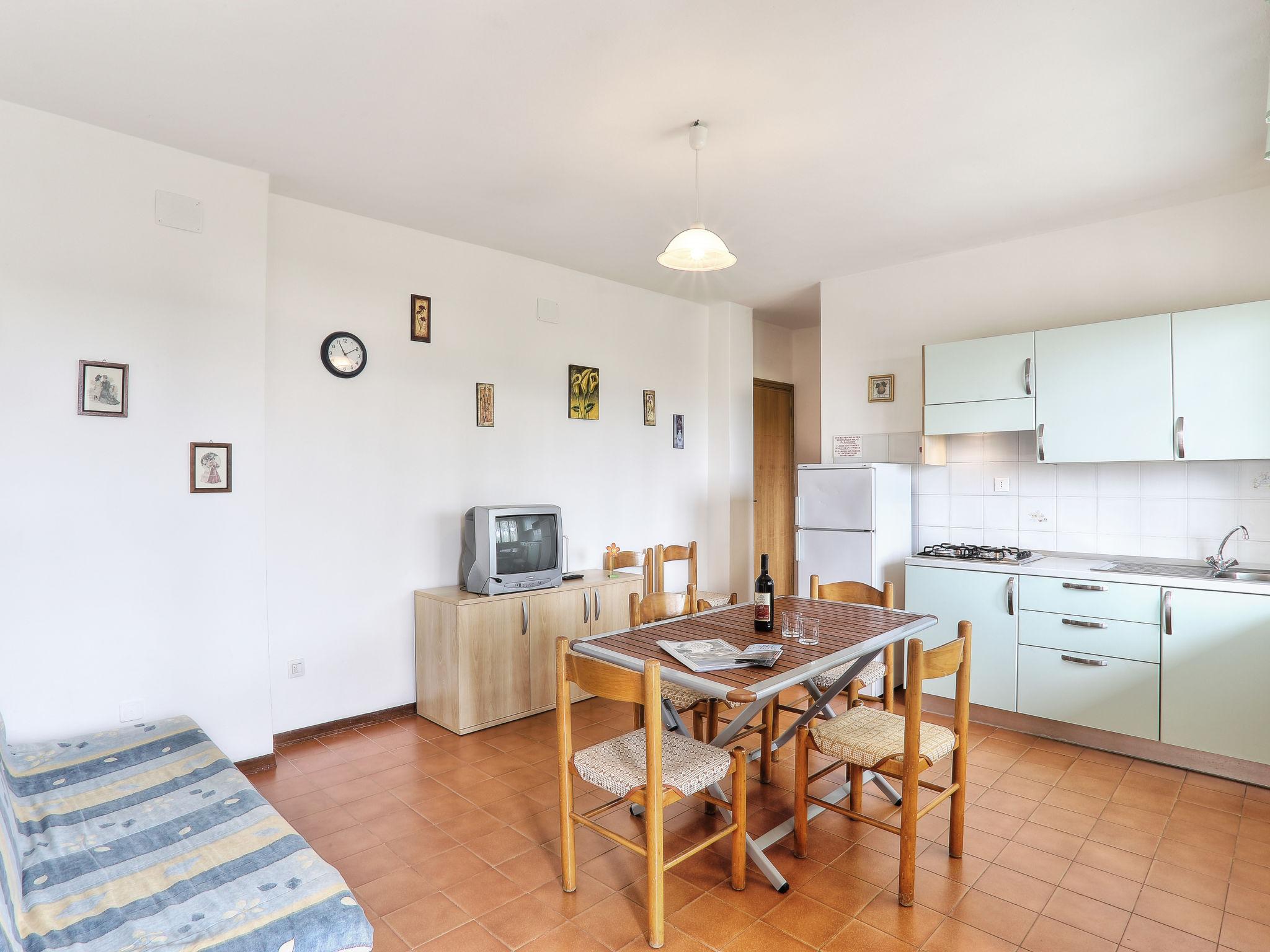 Photo 7 - 2 bedroom Apartment in Cecina with swimming pool and garden