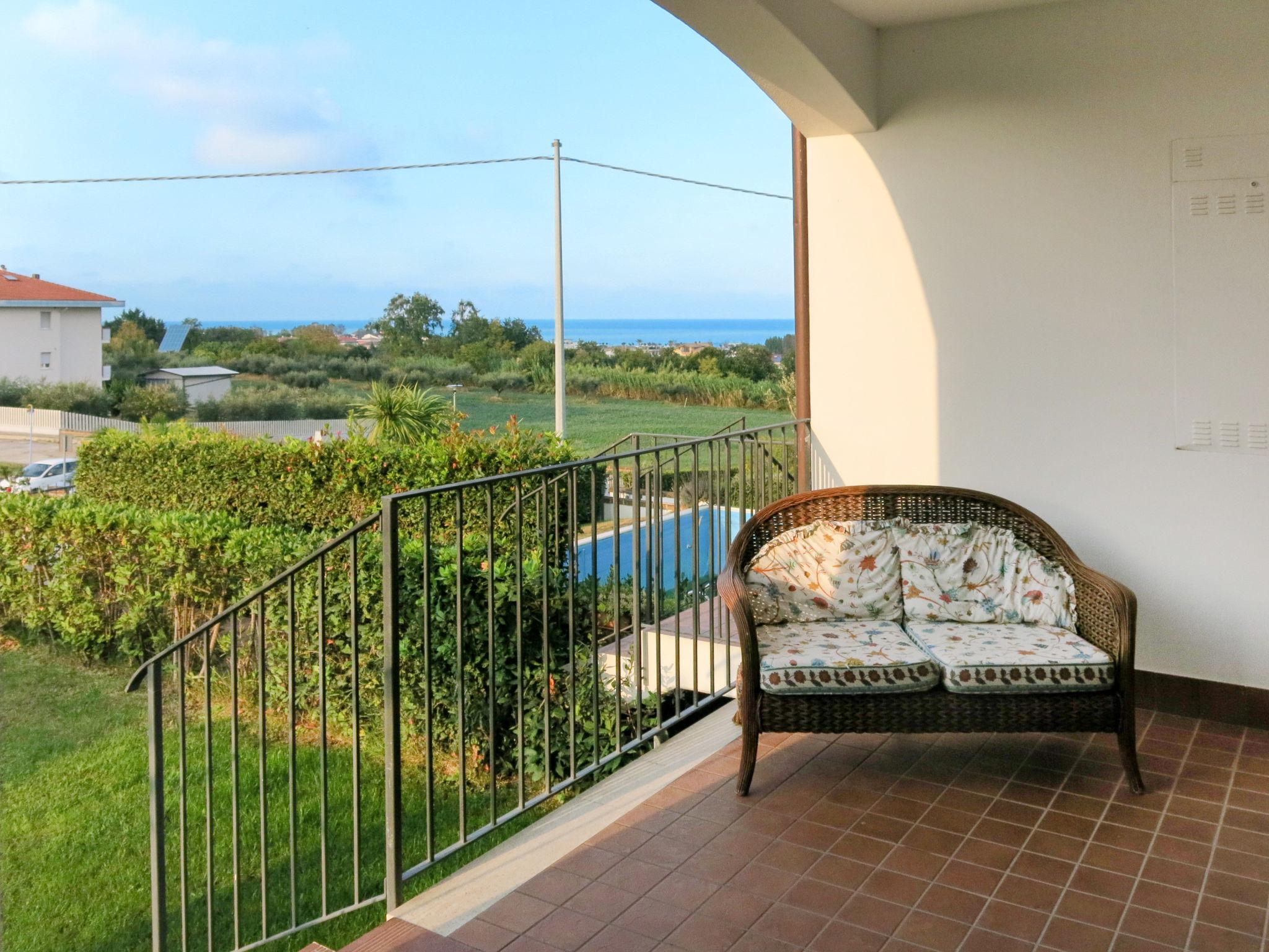 Photo 7 - Appartement de 2 chambres à Pineto avec piscine privée et vues à la mer