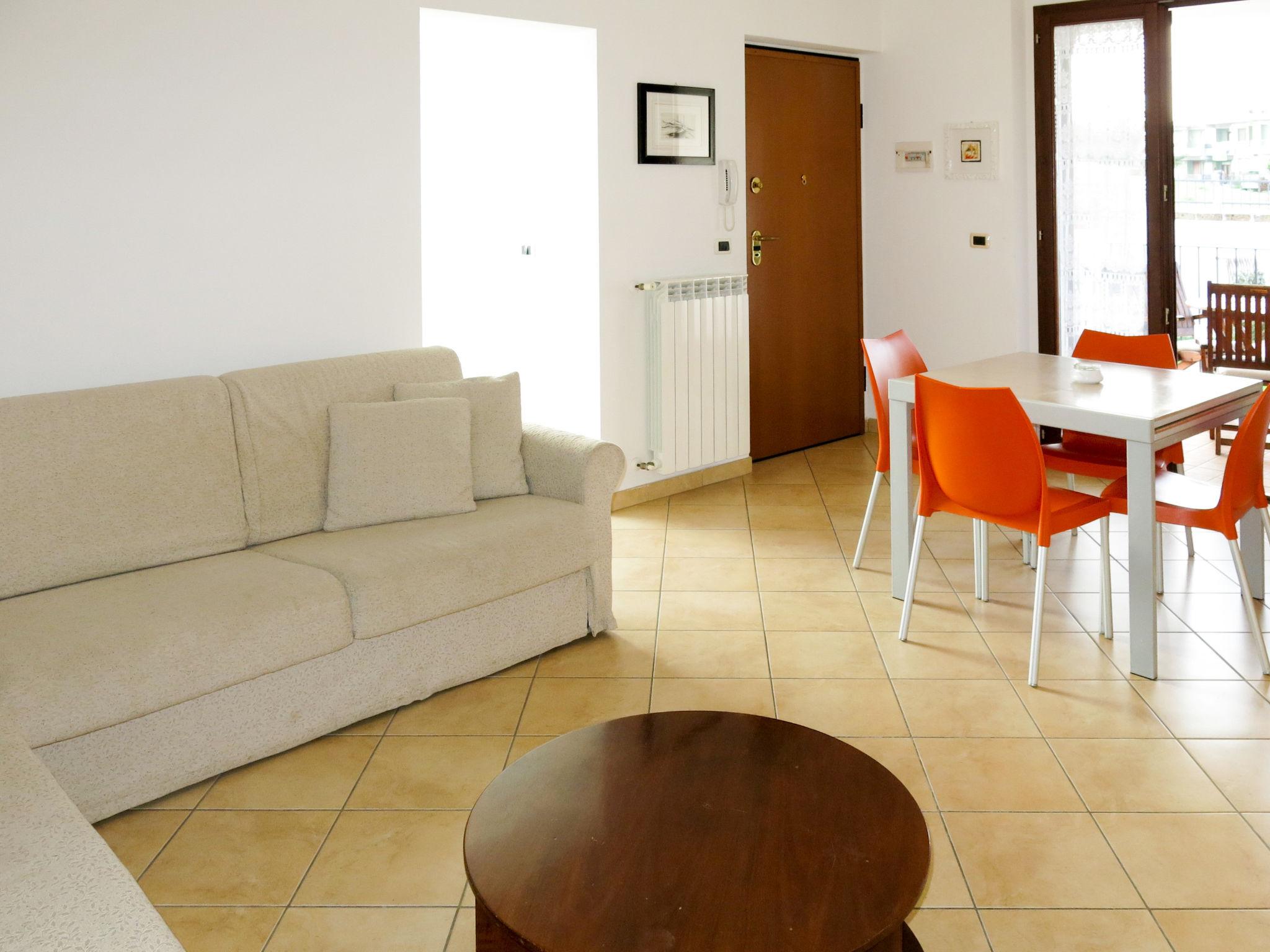 Photo 12 - 2 bedroom Apartment in Pineto with private pool and garden